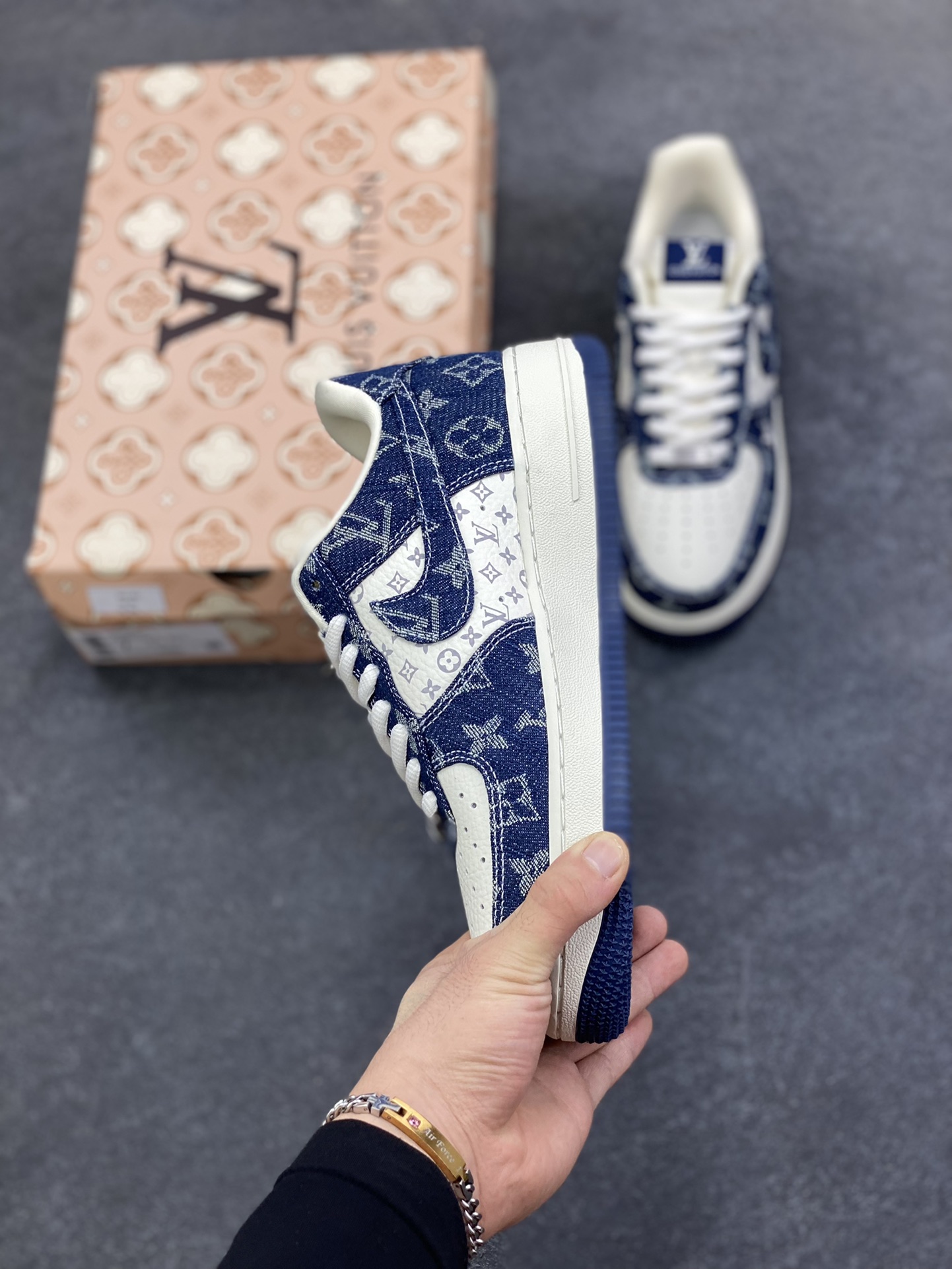 图片[3]-NIke Air Force 1 \’07 Low LV联名–白蓝空军一号低帮 运动鞋 休闲鞋 折边针车 防水牛仔布 高级夜光效果 工艺难度大 原楦头原纸板 高端定制鞋盒 原厂鞋底 超高清洁度 细节完美 货号：YF9511-811 尺码：36 36.5 37.5 38 38.5 39 40 40.5 41 42 42.5 43 44 44.5 45-选品中心