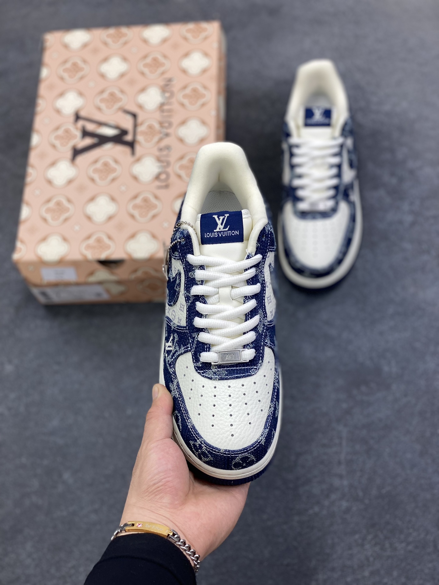 图片[2]-NIke Air Force 1 \’07 Low LV联名–白蓝空军一号低帮 运动鞋 休闲鞋 折边针车 防水牛仔布 高级夜光效果 工艺难度大 原楦头原纸板 高端定制鞋盒 原厂鞋底 超高清洁度 细节完美 货号：YF9511-811 尺码：36 36.5 37.5 38 38.5 39 40 40.5 41 42 42.5 43 44 44.5 45-选品中心