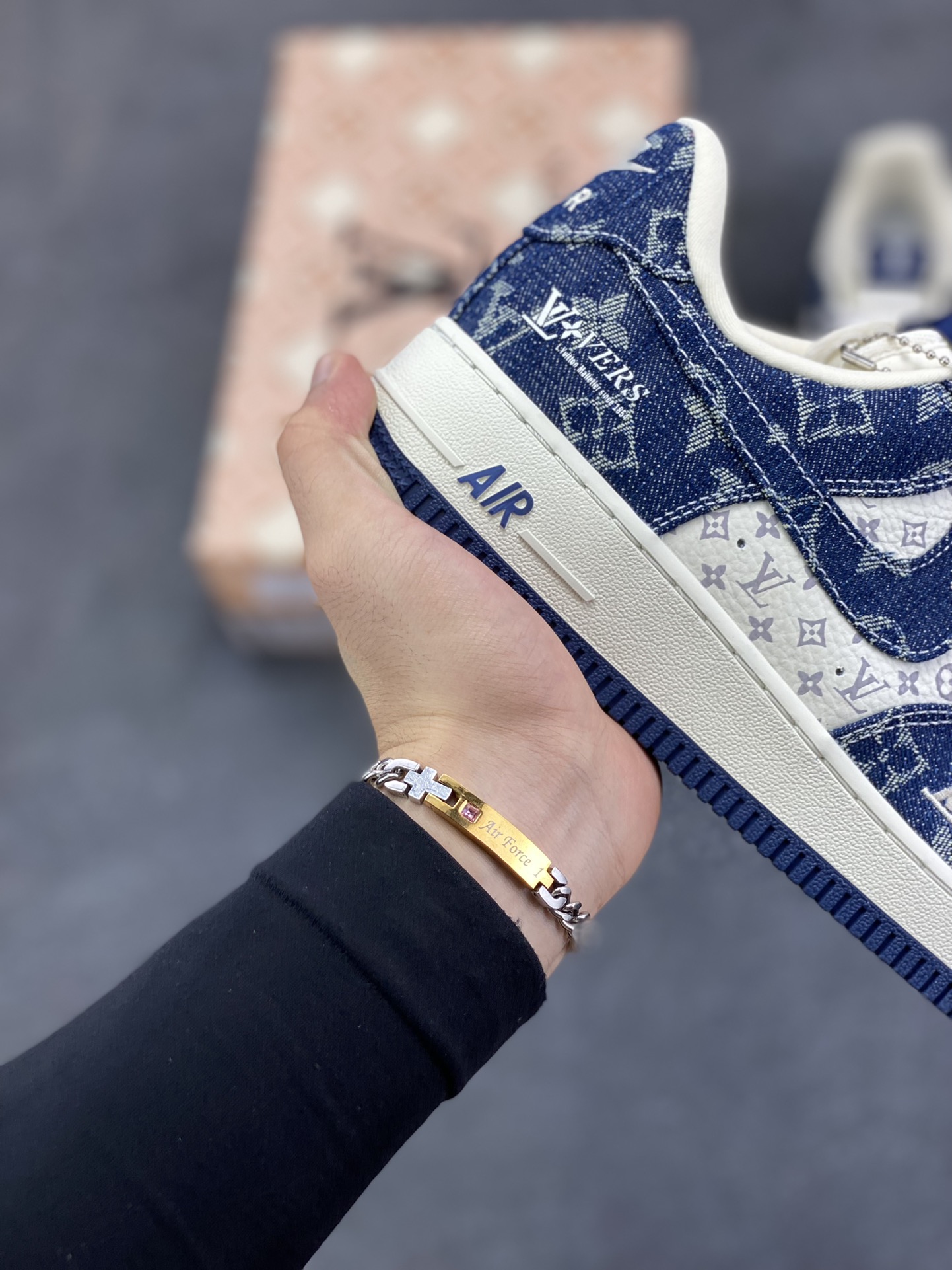 图片[6]-NIke Air Force 1 \’07 Low LV联名–白蓝空军一号低帮 运动鞋 休闲鞋 折边针车 防水牛仔布 高级夜光效果 工艺难度大 原楦头原纸板 高端定制鞋盒 原厂鞋底 超高清洁度 细节完美 货号：YF9511-811 尺码：36 36.5 37.5 38 38.5 39 40 40.5 41 42 42.5 43 44 44.5 45-选品中心