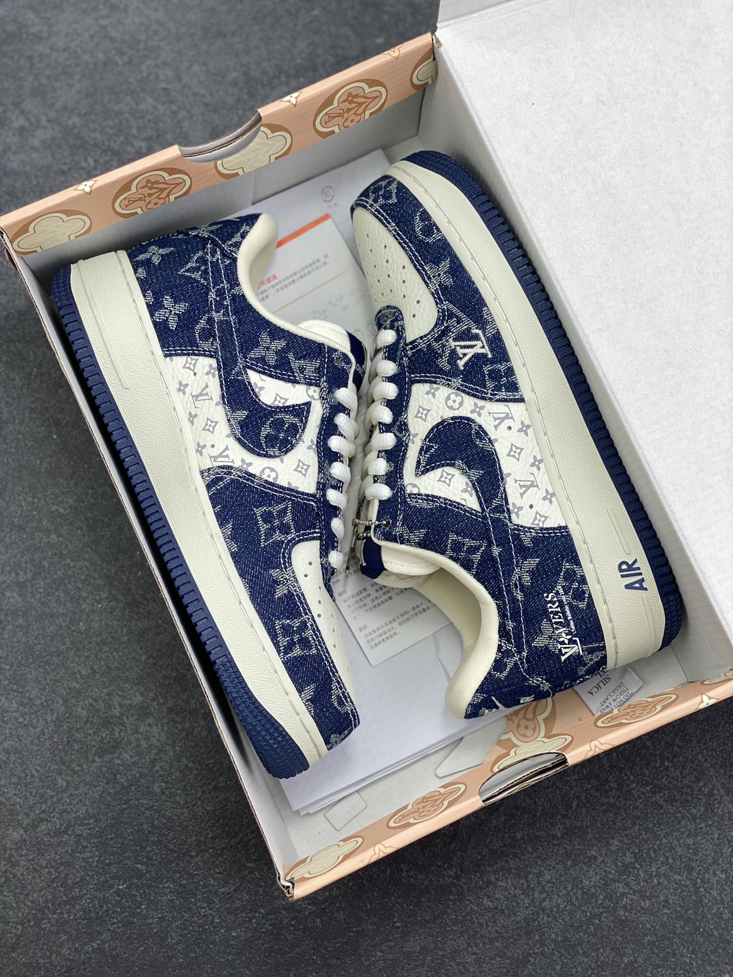 图片[9]-NIke Air Force 1 \’07 Low LV联名–白蓝空军一号低帮 运动鞋 休闲鞋 折边针车 防水牛仔布 高级夜光效果 工艺难度大 原楦头原纸板 高端定制鞋盒 原厂鞋底 超高清洁度 细节完美 货号：YF9511-811 尺码：36 36.5 37.5 38 38.5 39 40 40.5 41 42 42.5 43 44 44.5 45-选品中心