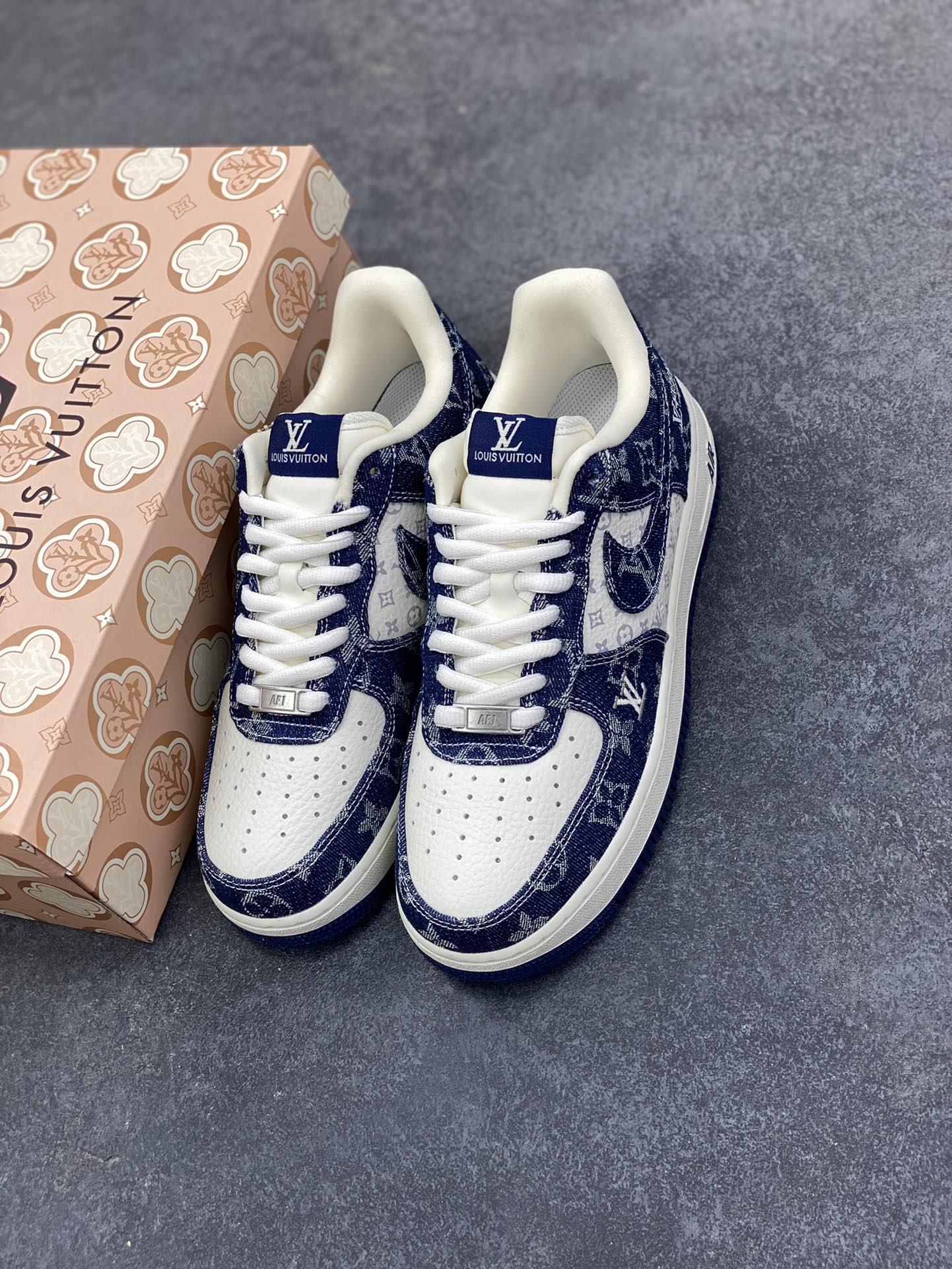 图片[8]-NIke Air Force 1 \’07 Low LV联名–白蓝空军一号低帮 运动鞋 休闲鞋 折边针车 防水牛仔布 高级夜光效果 工艺难度大 原楦头原纸板 高端定制鞋盒 原厂鞋底 超高清洁度 细节完美 货号：YF9511-811 尺码：36 36.5 37.5 38 38.5 39 40 40.5 41 42 42.5 43 44 44.5 45-选品中心