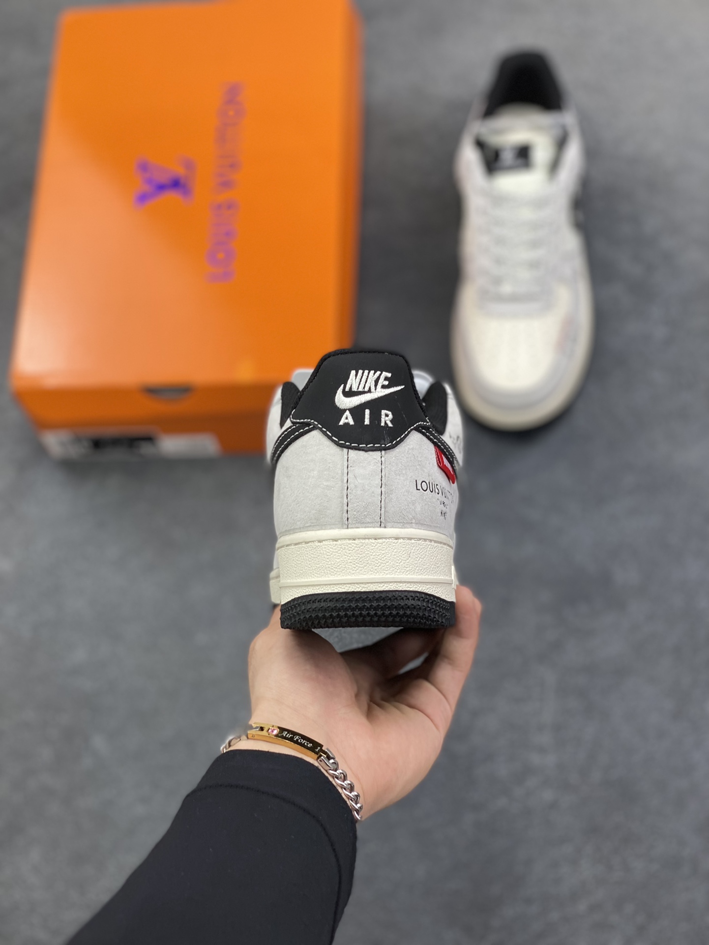 图片[4]-NIke Air Force 1 \’07 Low “LV联名——黑勾Nike织标”空军一号 低帮 运动鞋 休闲鞋 折边针车 工艺难度大 原楦头原纸板 原装鞋盒 定制五金配件 内置全掌气垫 原厂鞋底 货号：CX5050-Y23 尺码：36 36.5 37.5 38 38.5 39 40 40.5 41 42 42.5 43 44 44.5 45-选品中心