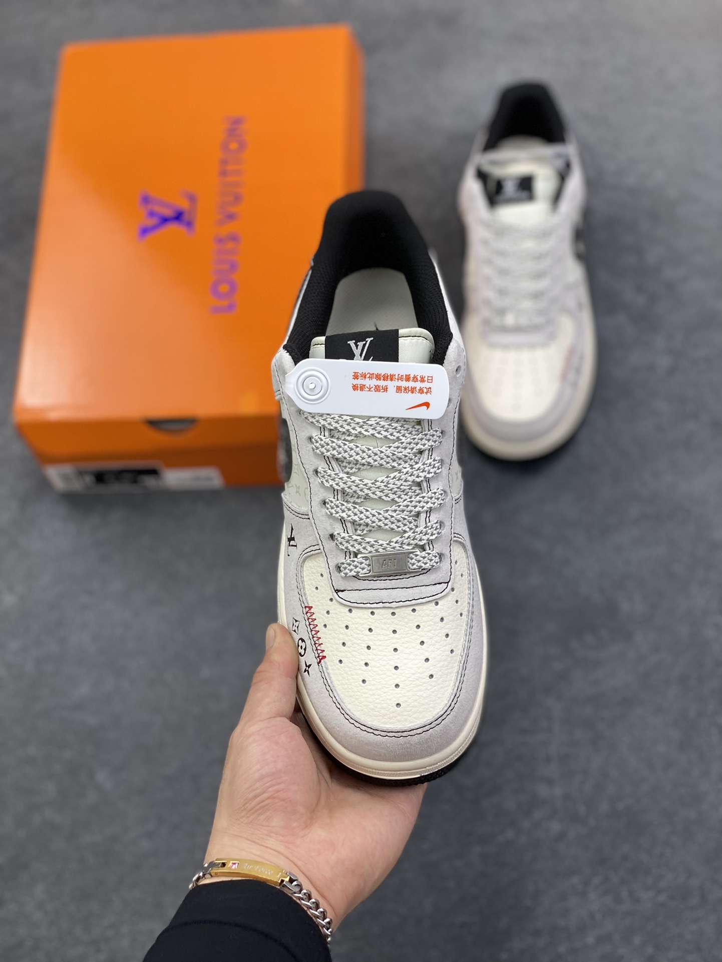 图片[2]-NIke Air Force 1 \’07 Low “LV联名——黑勾Nike织标”空军一号 低帮 运动鞋 休闲鞋 折边针车 工艺难度大 原楦头原纸板 原装鞋盒 定制五金配件 内置全掌气垫 原厂鞋底 货号：CX5050-Y23 尺码：36 36.5 37.5 38 38.5 39 40 40.5 41 42 42.5 43 44 44.5 45-选品中心
