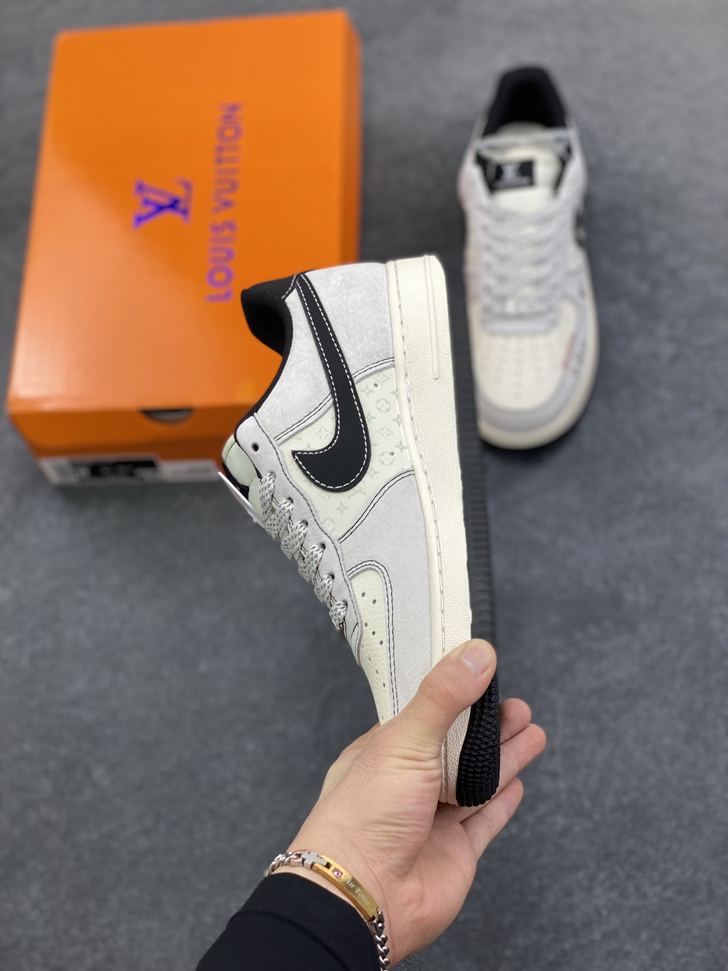 图片[3]-NIke Air Force 1 \’07 Low “LV联名——黑勾Nike织标”空军一号 低帮 运动鞋 休闲鞋 折边针车 工艺难度大 原楦头原纸板 原装鞋盒 定制五金配件 内置全掌气垫 原厂鞋底 货号：CX5050-Y23 尺码：36 36.5 37.5 38 38.5 39 40 40.5 41 42 42.5 43 44 44.5 45-选品中心