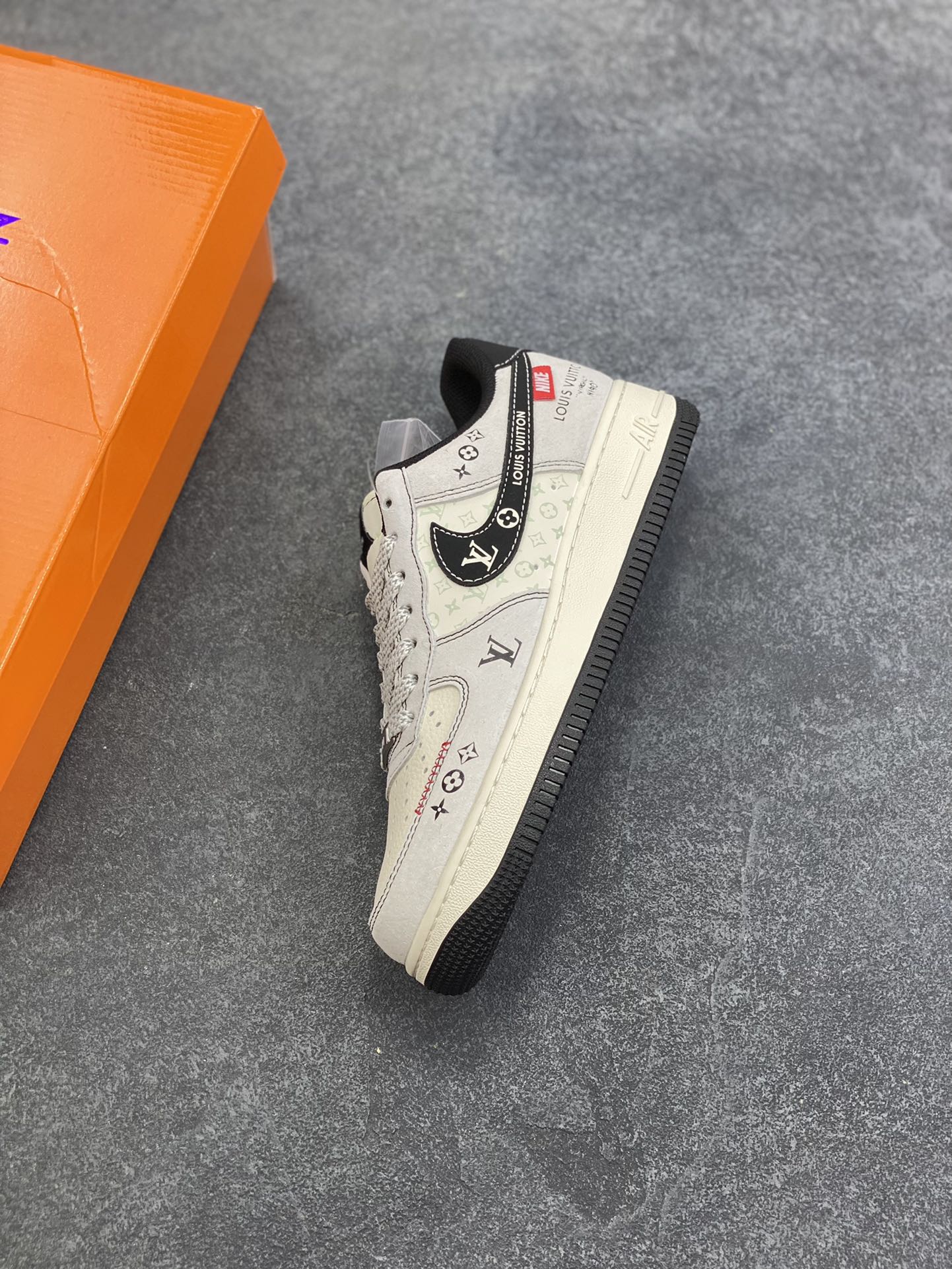 图片[7]-NIke Air Force 1 \’07 Low “LV联名——黑勾Nike织标”空军一号 低帮 运动鞋 休闲鞋 折边针车 工艺难度大 原楦头原纸板 原装鞋盒 定制五金配件 内置全掌气垫 原厂鞋底 货号：CX5050-Y23 尺码：36 36.5 37.5 38 38.5 39 40 40.5 41 42 42.5 43 44 44.5 45-选品中心