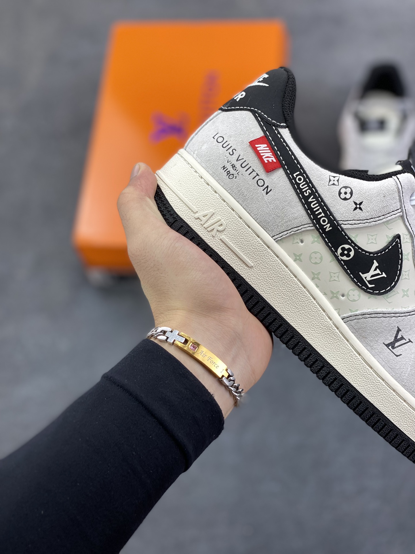 图片[6]-NIke Air Force 1 \’07 Low “LV联名——黑勾Nike织标”空军一号 低帮 运动鞋 休闲鞋 折边针车 工艺难度大 原楦头原纸板 原装鞋盒 定制五金配件 内置全掌气垫 原厂鞋底 货号：CX5050-Y23 尺码：36 36.5 37.5 38 38.5 39 40 40.5 41 42 42.5 43 44 44.5 45-选品中心