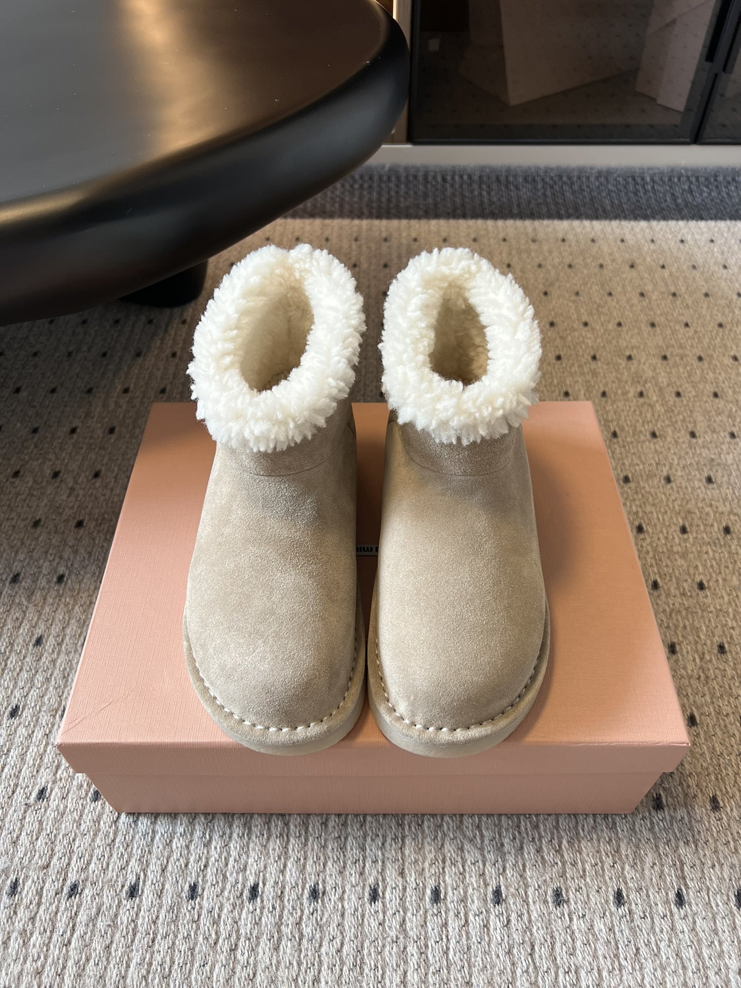 NO:492128,Miu Mi* 25FW deck shoes This is a snow boot, which comes in light beige and dark brown. In terms of appearance, the upper is made of a delicate textured reverse velvet leather material, and a circle of fluffy and soft white plush is surrounded by the mouth of the shoe, which not only adds a sense of fashion, but also wraps the ankles well and serves as a warmth. In terms of matching, the light beige style can be matched with light-colored jeans and knitted skirts to create a fresh and gentle winter style; the dark brown style is suitable for combining with dark-colored overalls and wool skirts to create a retro and warm style, which is suitable for daily outings or winter commuting. The upper is ox-back wool inner wool outsole rubber outsole Size35-40 (40 custom-made, non-return and exchange), snow boots, miumiu, boots, skirts, jeans19860909Miu Mi* 25FW deck shoes 雪地靴 这是一款雪地靴,有浅米色和深棕色等款式.外观上,鞋面采用质感细腻的反绒皮材质,鞋口处环绕着一圈蓬松柔软的白色毛绒,既增添了时尚感,又能很好地包裹脚踝,起到保暖作用. 搭配方面,浅米色款可与浅色系的牛仔裤、针织裙搭配,打造出清新温柔的冬日造型；深棕色款则适合和深色系的工装裤、毛呢裙组合,营造出复古又温暖的风格,无论是日常出街还是冬日通勤,都很合适. 鞋面牛反绒 内里羊毛 大底橡胶大底 Size35-40（40定制不退换）,雪地靴,miumiu,boots,skirts,jeans,Women's Shoes