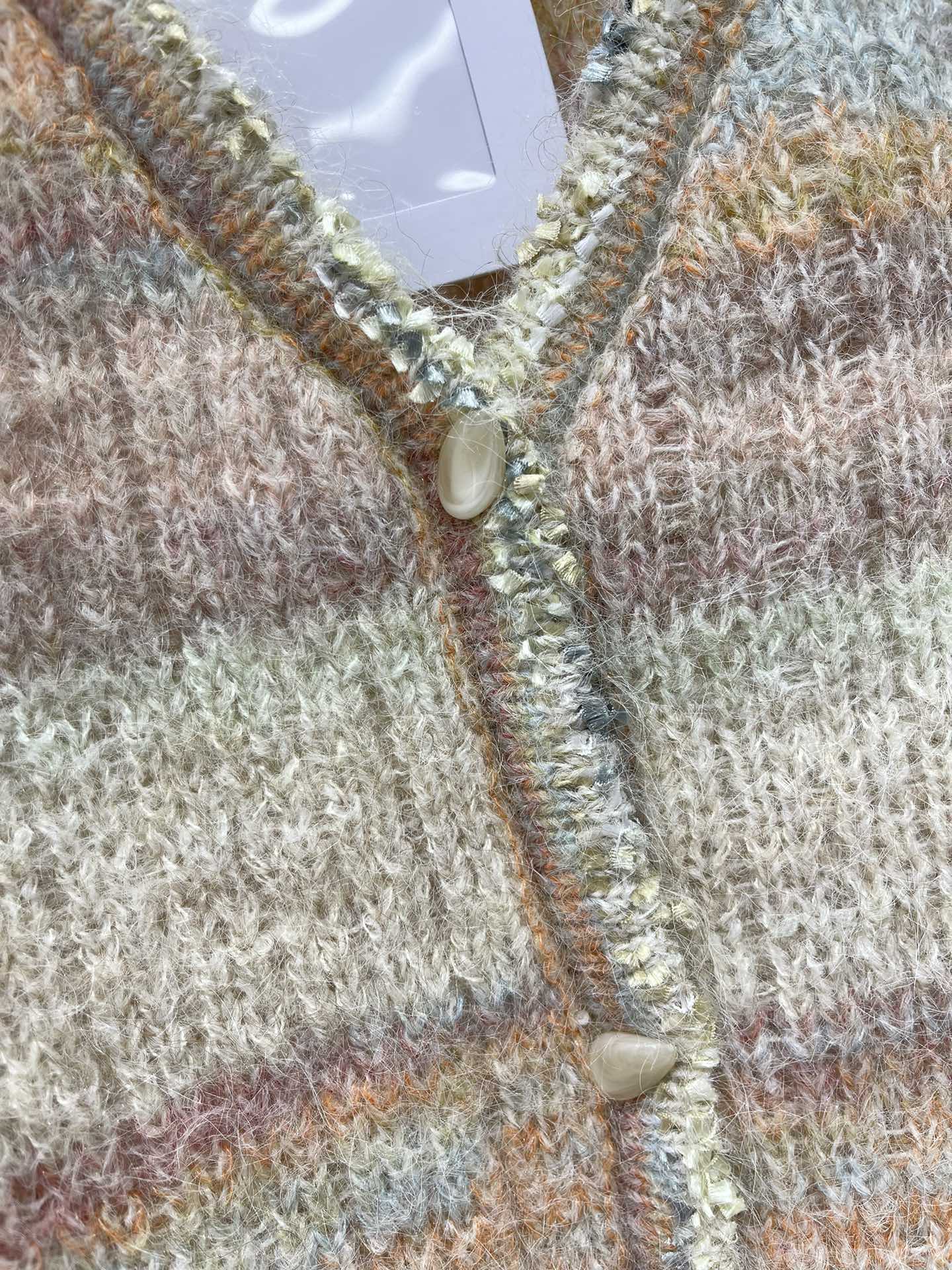 𝗖𝗛𝗔𝗡𝗘* 小香渐变条纹拼接马海毛v领针织开衫软fufu的马海毛材质+高级感渐变条纹+慵懒V领设计，穿