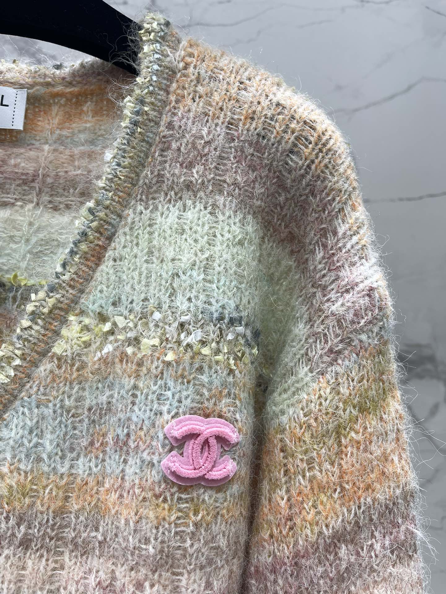 𝗖𝗛𝗔𝗡𝗘* 小香渐变条纹拼接马海毛v领针织开衫软fufu的马海毛材质+高级感渐变条纹+慵懒V领设计，穿