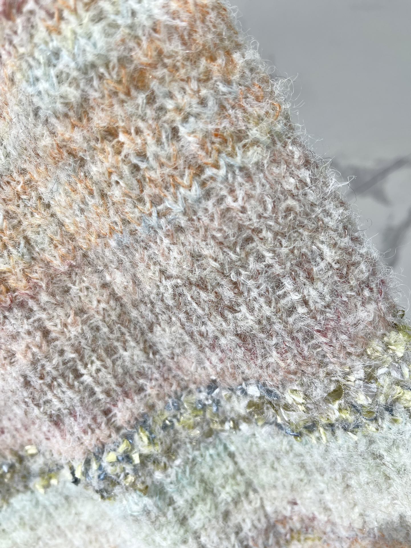 𝗖𝗛𝗔𝗡𝗘* 小香渐变条纹拼接马海毛v领针织开衫软fufu的马海毛材质+高级感渐变条纹+慵懒V领设计，穿