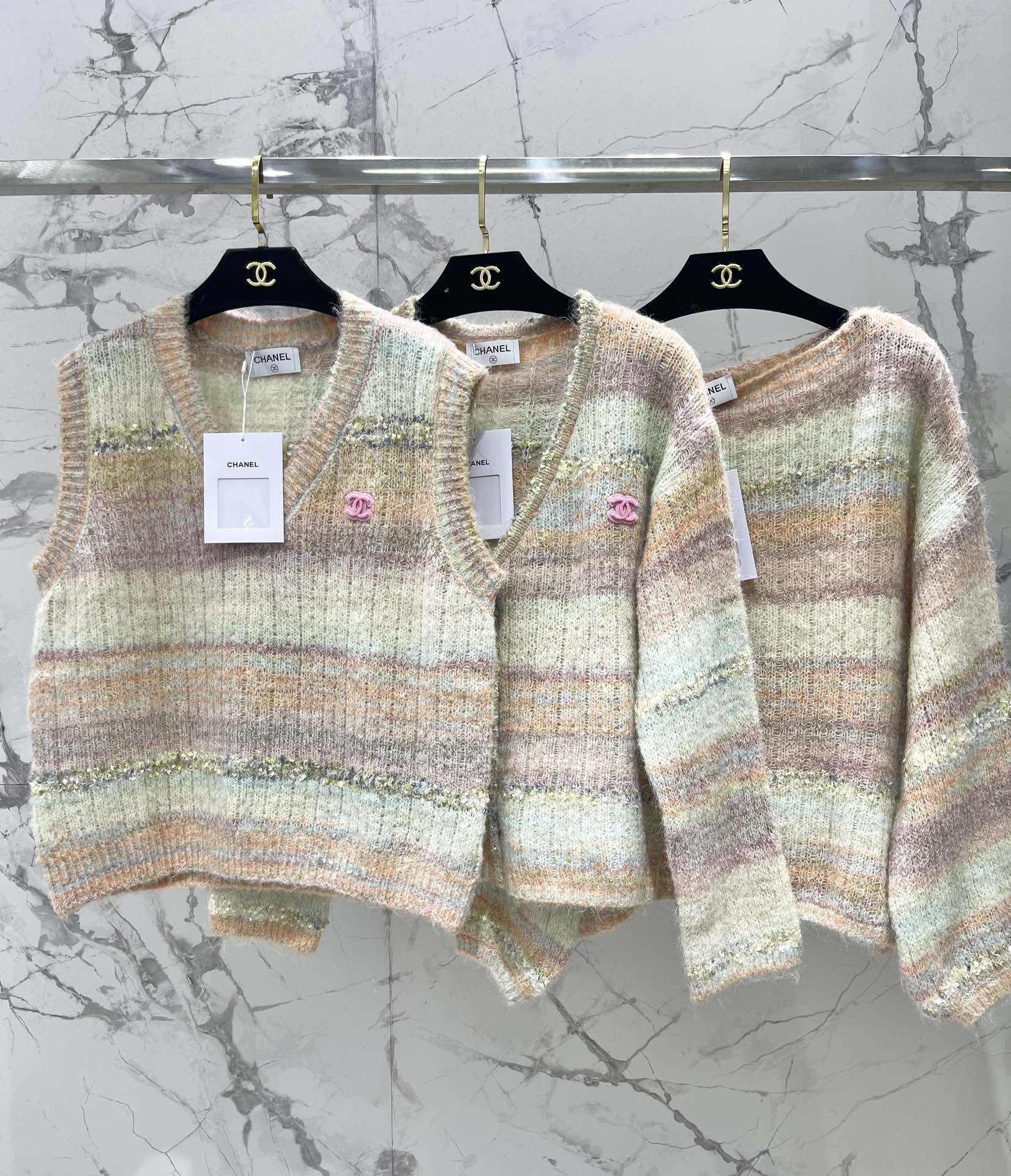 𝗖𝗛𝗔𝗡𝗘* 小香渐变条纹拼接马海毛v领针织开衫软fufu的马海毛材质+高级感渐变条纹+慵懒V领设计，穿