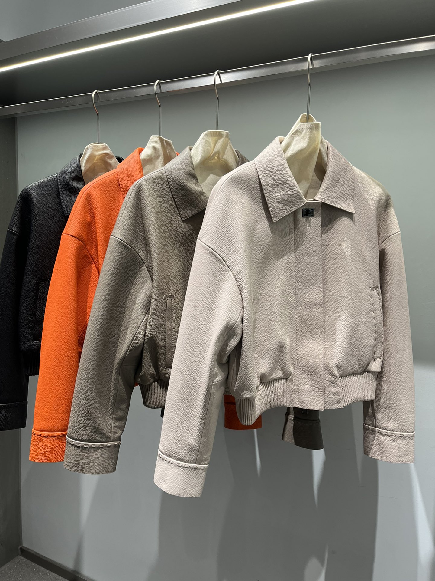 NO:721918,The pebbled sheepskin is very fleshy, soft and comfortable, the hardware has a logo, and the edges of the clothes are all oiled, very delicate, Fendi-clothing, fendi, sheepskin,19860909荔枝纹羊皮很有肉感柔软舒适,五金带logo,衣服边缘全部做了油边工艺,非常精致,芬迪-服装,fendi,sheepskin,,Women's clothing