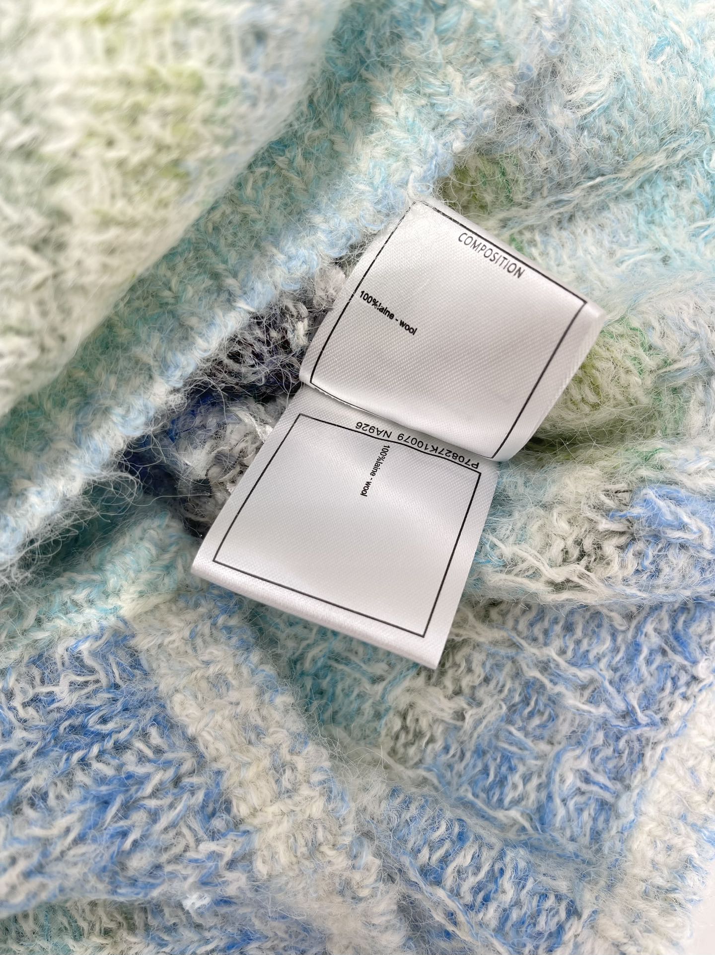 𝗖𝗛𝗔𝗡𝗘* 小香渐变条纹拼接马海毛v领针织开衫软fufu的马海毛材质+高级感渐变条纹+慵懒V领设计，穿