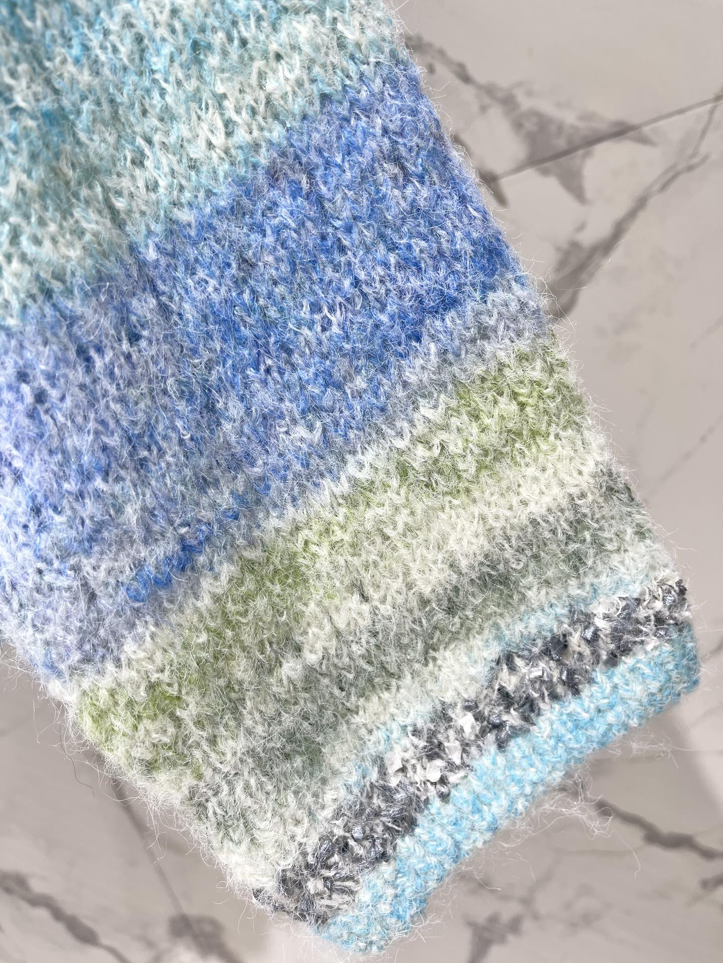 𝗖𝗛𝗔𝗡𝗘* 小香渐变条纹拼接马海毛v领针织开衫软fufu的马海毛材质+高级感渐变条纹+慵懒V领设计，穿