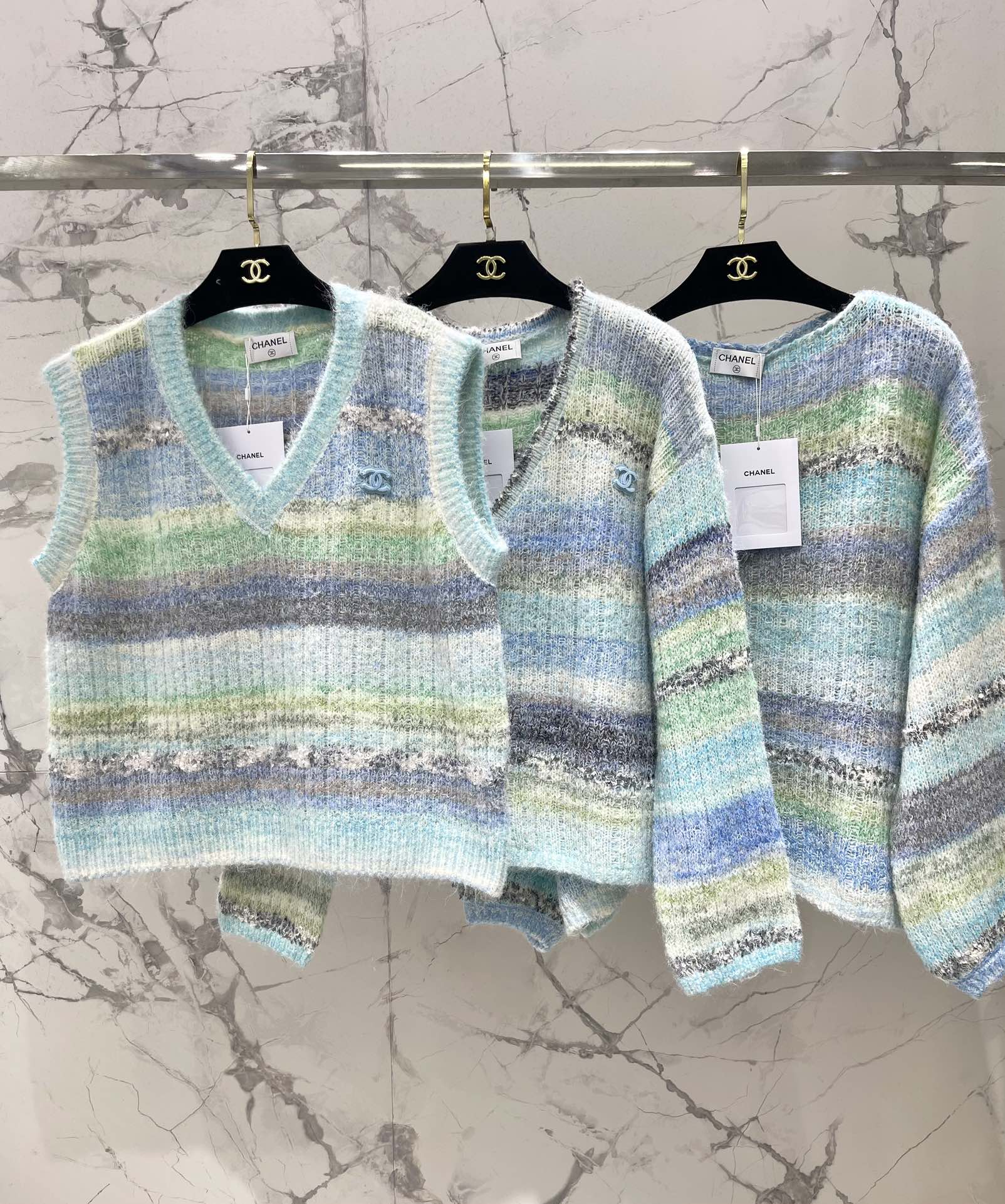 𝗖𝗛𝗔𝗡𝗘* 小香渐变条纹拼接马海毛v领针织开衫软fufu的马海毛材质+高级感渐变条纹+慵懒V领设计，穿