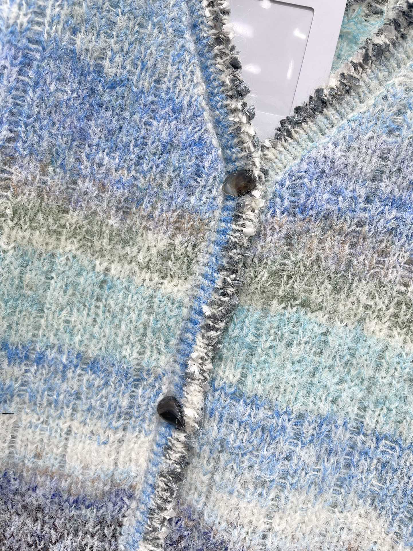 𝗖𝗛𝗔𝗡𝗘* 小香渐变条纹拼接马海毛v领针织开衫软fufu的马海毛材质+高级感渐变条纹+慵懒V领设计，穿