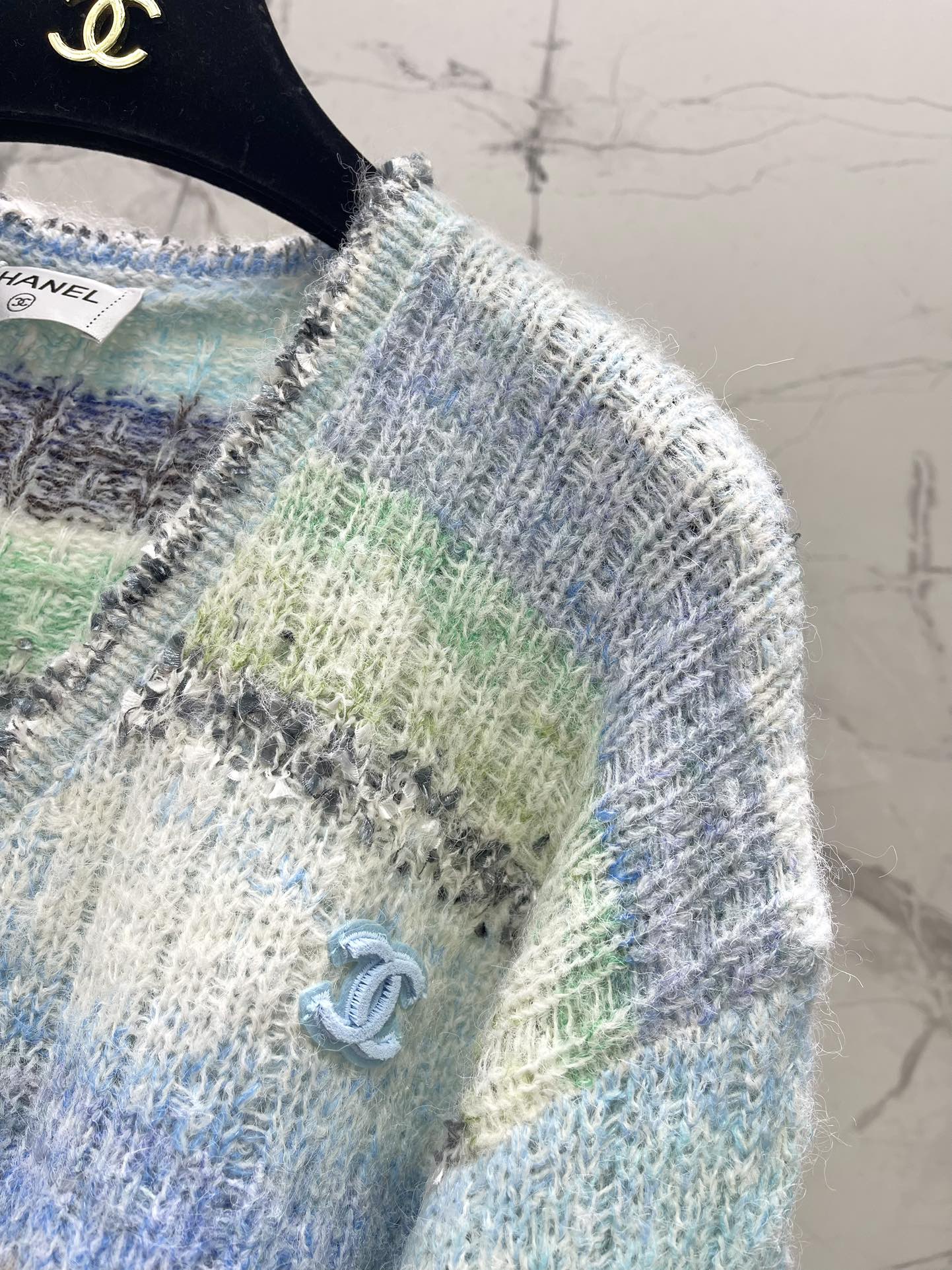 𝗖𝗛𝗔𝗡𝗘* 小香渐变条纹拼接马海毛v领针织开衫软fufu的马海毛材质+高级感渐变条纹+慵懒V领设计，穿