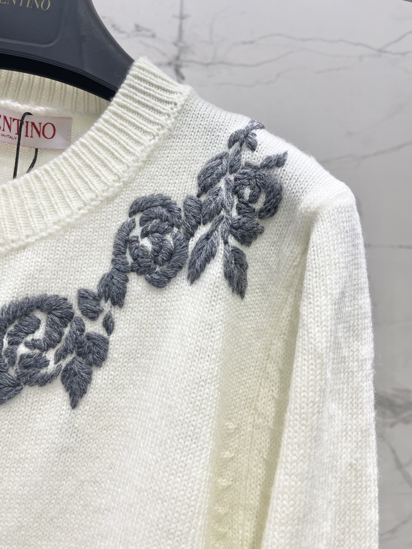 𝗩𝗔𝗟𝗘𝗡𝗧𝗜𝗡* 华伦天奴复古撞色绣花针织开衫复古撞色，色彩搭配得那叫一个绝！经典又大胆的撞色，就像把