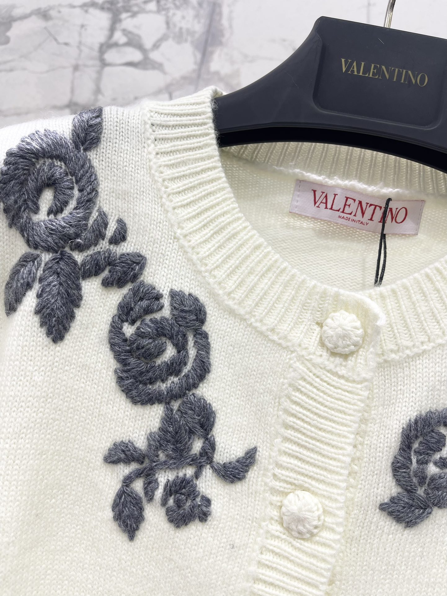 𝗩𝗔𝗟𝗘𝗡𝗧𝗜𝗡* 华伦天奴复古撞色绣花针织开衫复古撞色，色彩搭配得那叫一个绝！经典又大胆的撞色，就像把