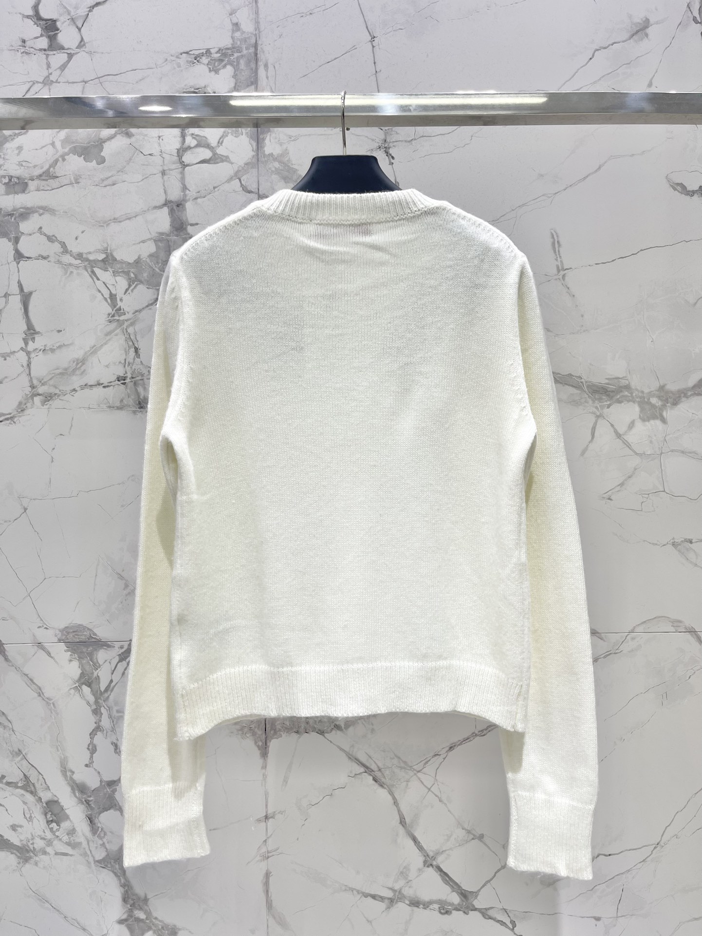 𝗩𝗔𝗟𝗘𝗡𝗧𝗜𝗡* 华伦天奴复古撞色绣花针织开衫复古撞色，色彩搭配得那叫一个绝！经典又大胆的撞色，就像把