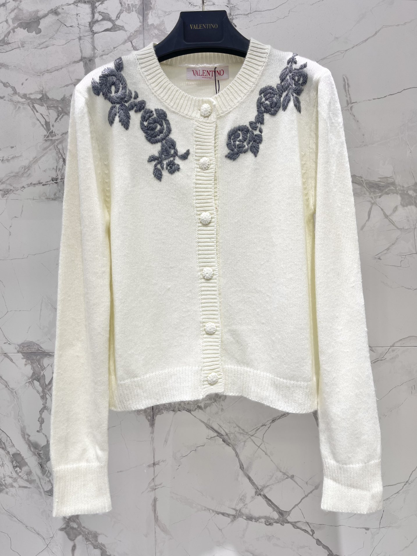 𝗩𝗔𝗟𝗘𝗡𝗧𝗜𝗡* 华伦天奴复古撞色绣花针织开衫复古撞色，色彩搭配得那叫一个绝！经典又大胆的撞色，就像把