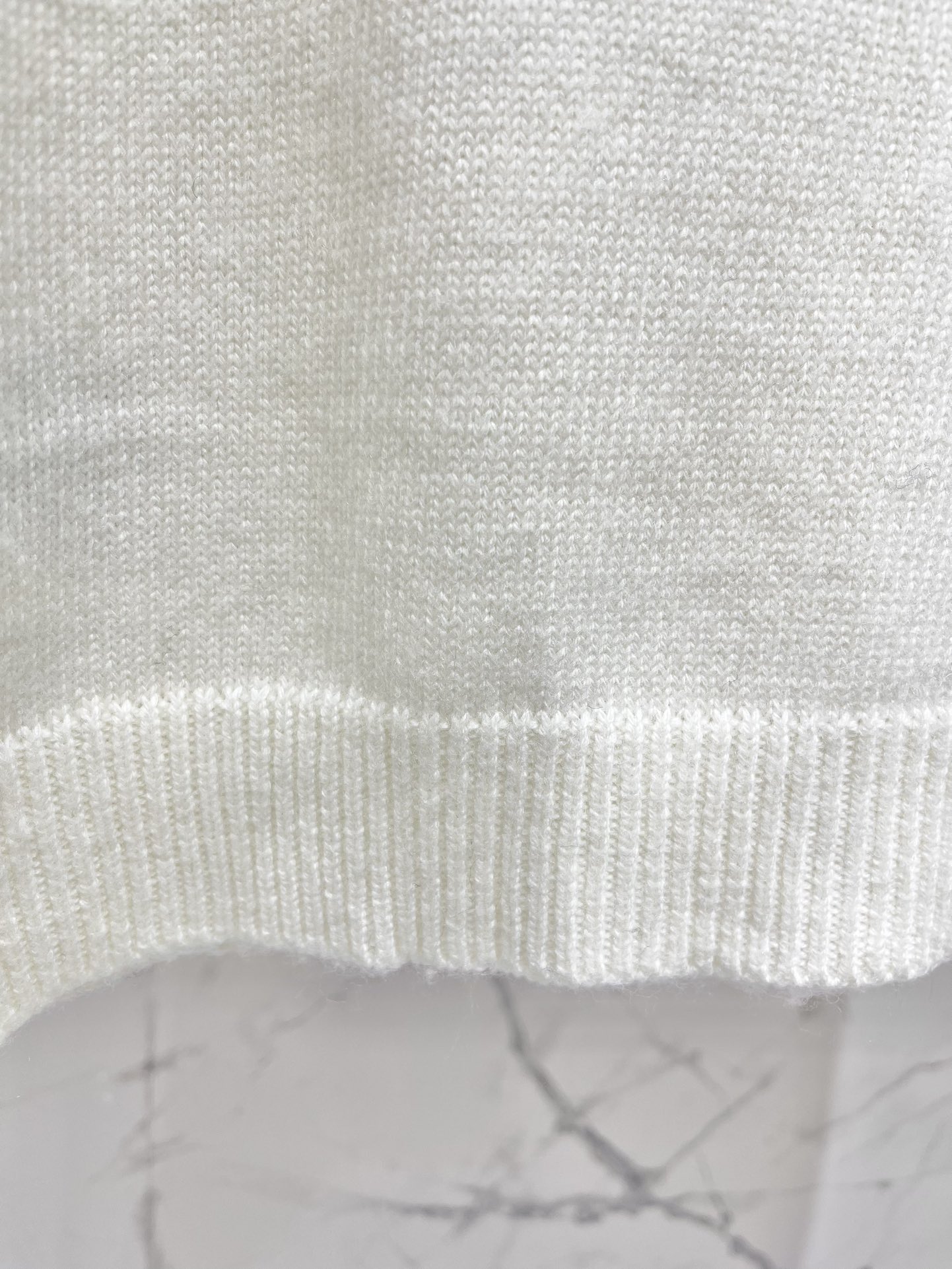 𝗩𝗔𝗟𝗘𝗡𝗧𝗜𝗡* 华伦天奴复古撞色绣花针织开衫复古撞色，色彩搭配得那叫一个绝！经典又大胆的撞色，就像把