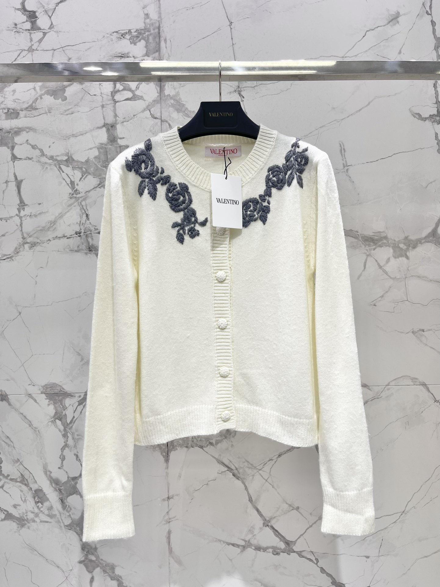 𝗩𝗔𝗟𝗘𝗡𝗧𝗜𝗡* 华伦天奴复古撞色绣花针织开衫复古撞色，色彩搭配得那叫一个绝！经典又大胆的撞色，就像把