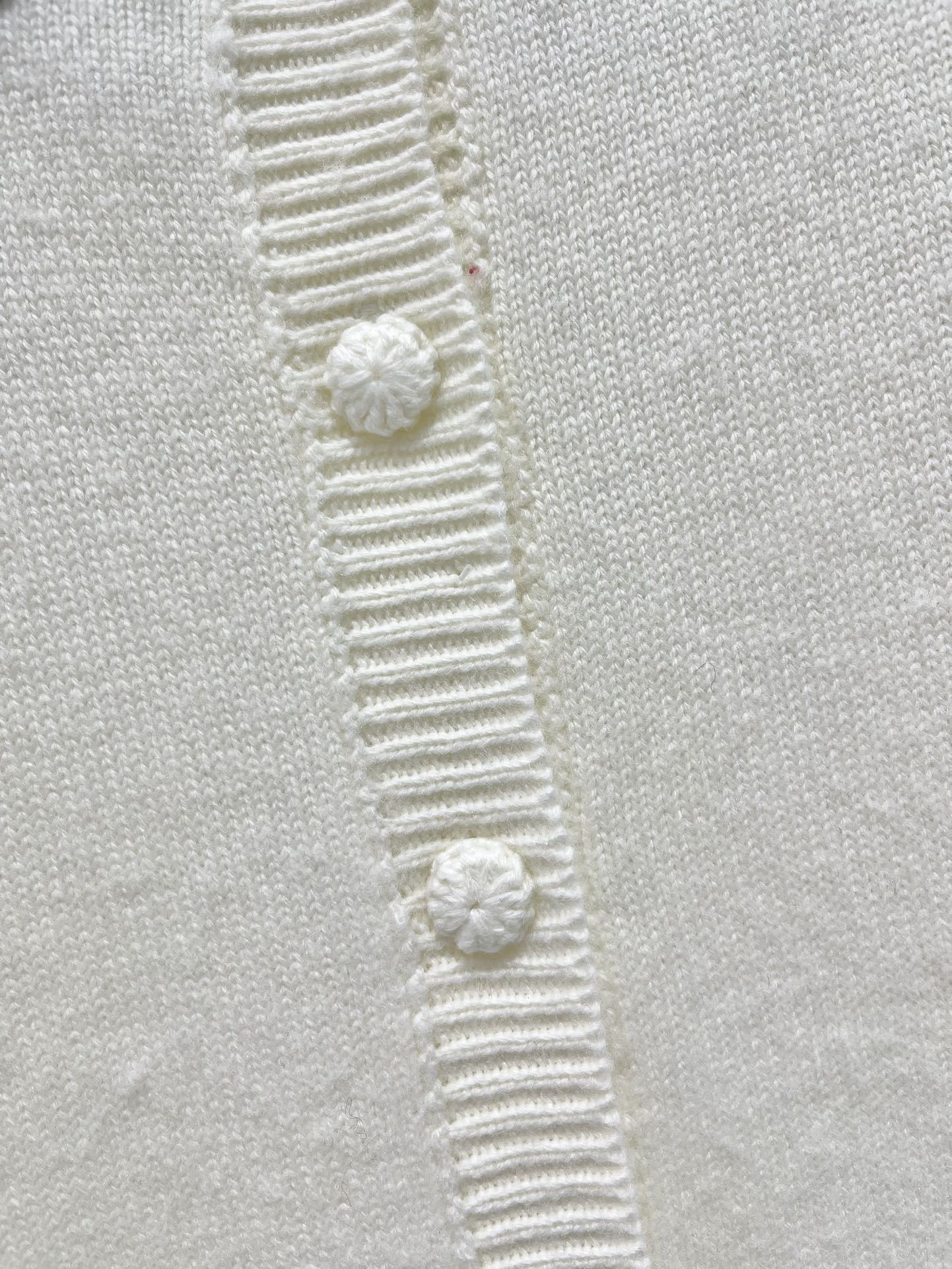 𝗩𝗔𝗟𝗘𝗡𝗧𝗜𝗡* 华伦天奴复古撞色绣花针织开衫复古撞色，色彩搭配得那叫一个绝！经典又大胆的撞色，就像把