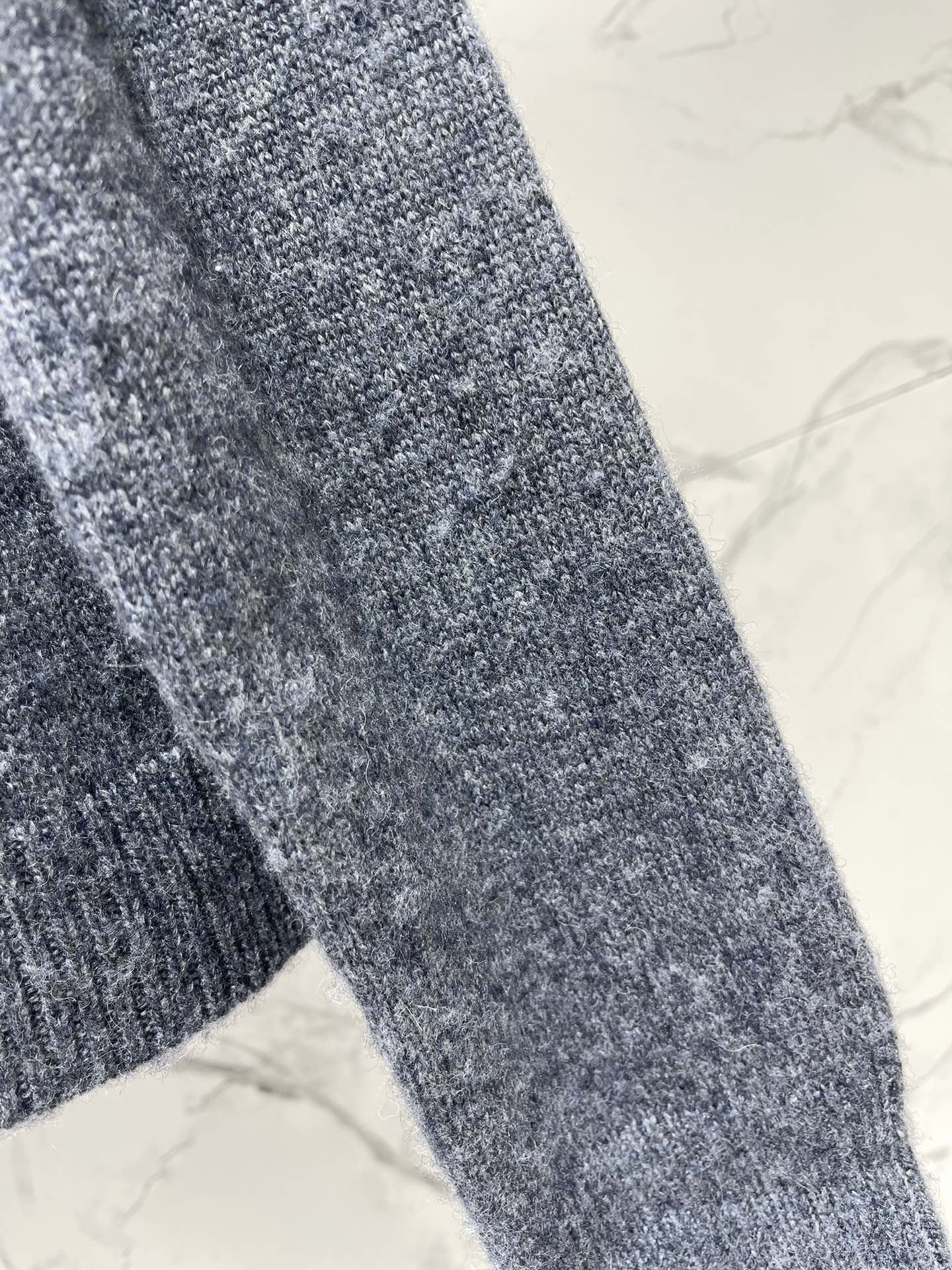 𝗩𝗔𝗟𝗘𝗡𝗧𝗜𝗡* 华伦天奴复古撞色绣花针织开衫复古撞色，色彩搭配得那叫一个绝！经典又大胆的撞色，就像把