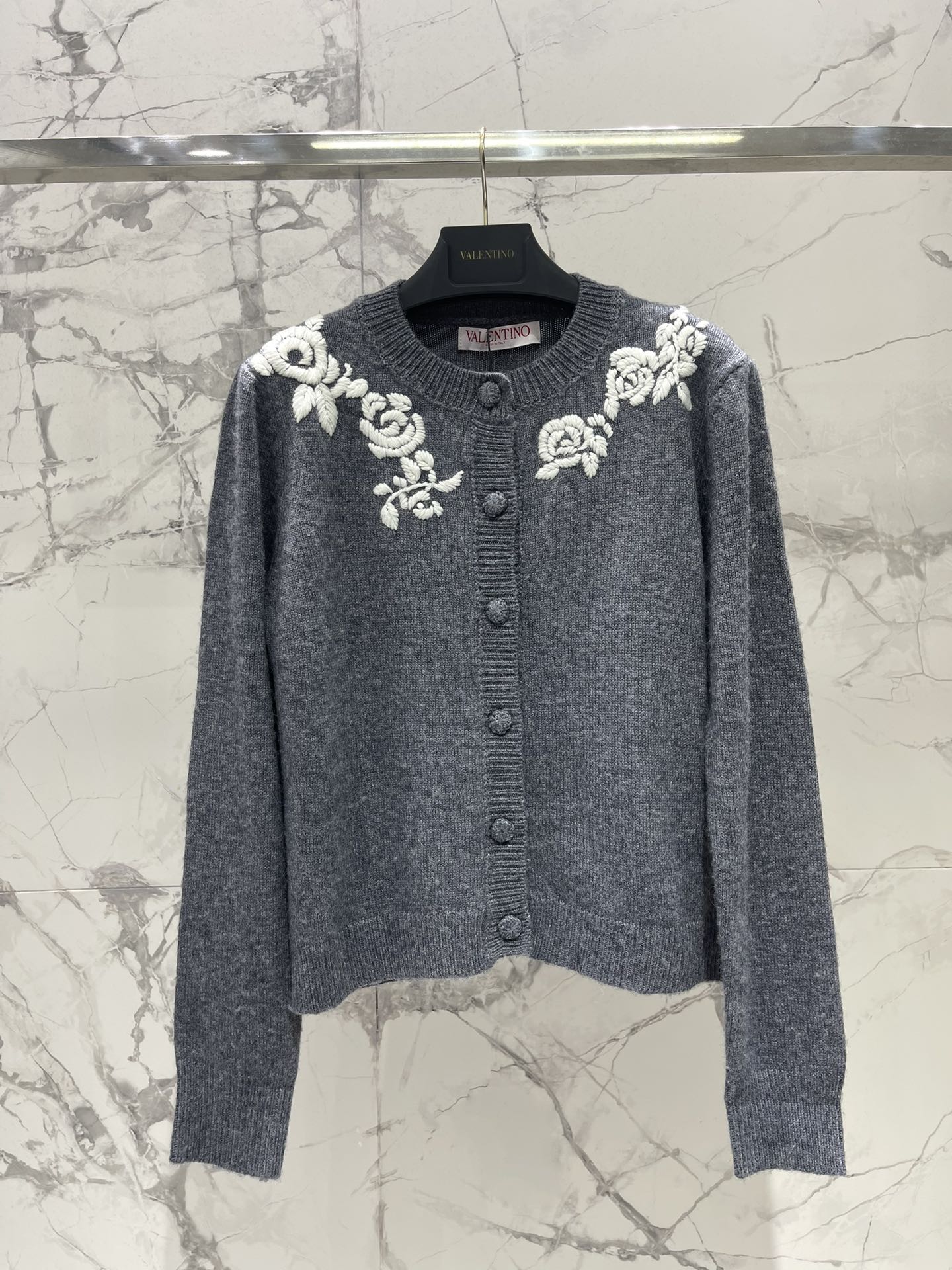 𝗩𝗔𝗟𝗘𝗡𝗧𝗜𝗡* 华伦天奴复古撞色绣花针织开衫复古撞色，色彩搭配得那叫一个绝！经典又大胆的撞色，就像把