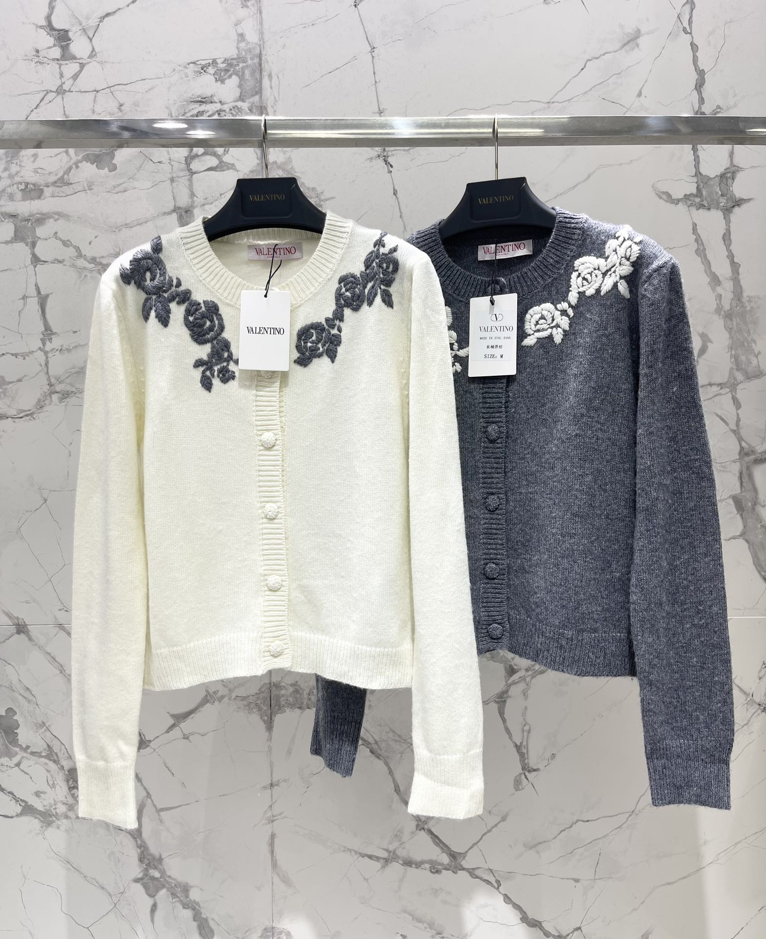 𝗩𝗔𝗟𝗘𝗡𝗧𝗜𝗡* 华伦天奴复古撞色绣花针织开衫复古撞色，色彩搭配得那叫一个绝！经典又大胆的撞色，就像把