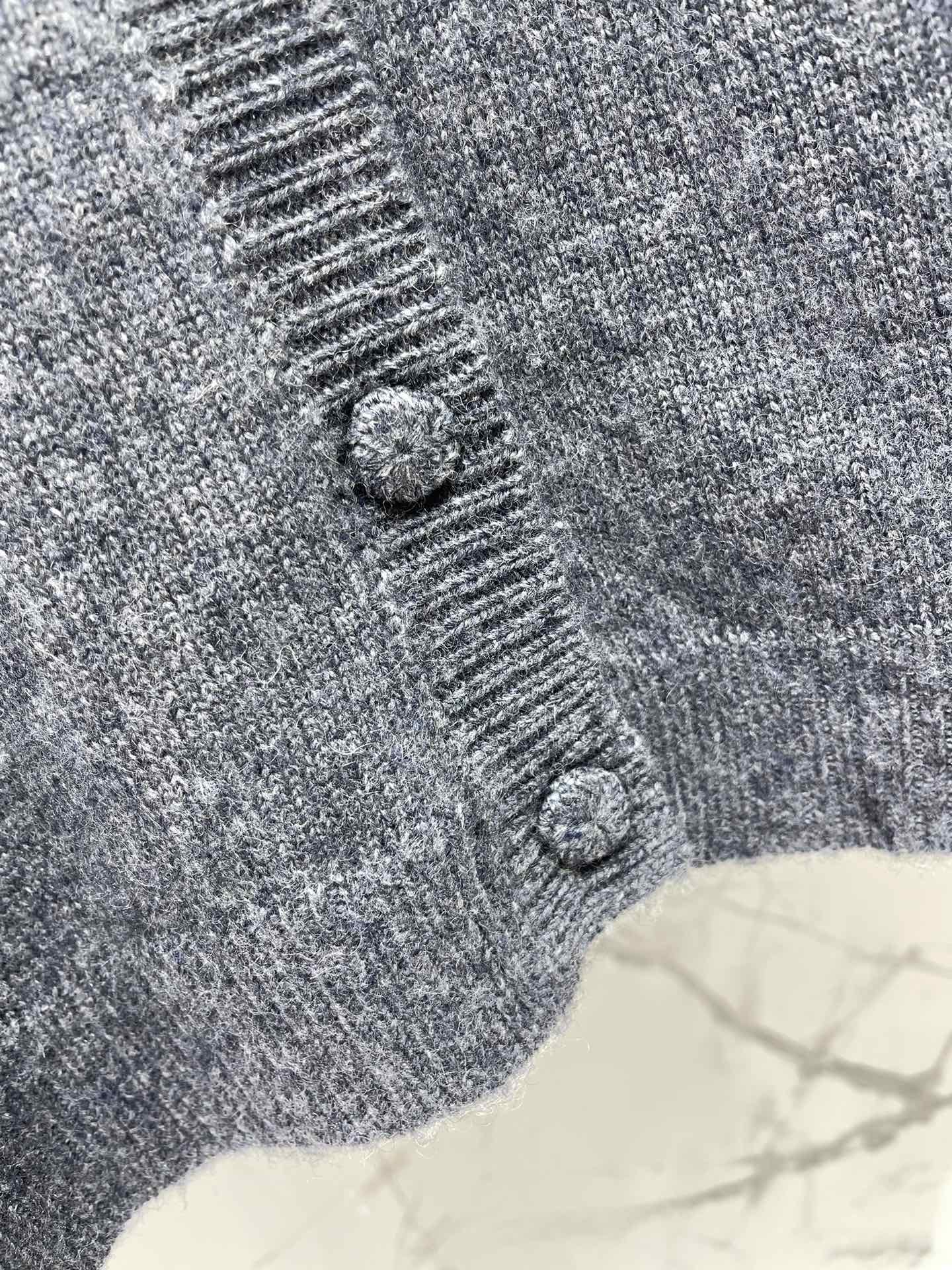 𝗩𝗔𝗟𝗘𝗡𝗧𝗜𝗡* 华伦天奴复古撞色绣花针织开衫复古撞色，色彩搭配得那叫一个绝！经典又大胆的撞色，就像把