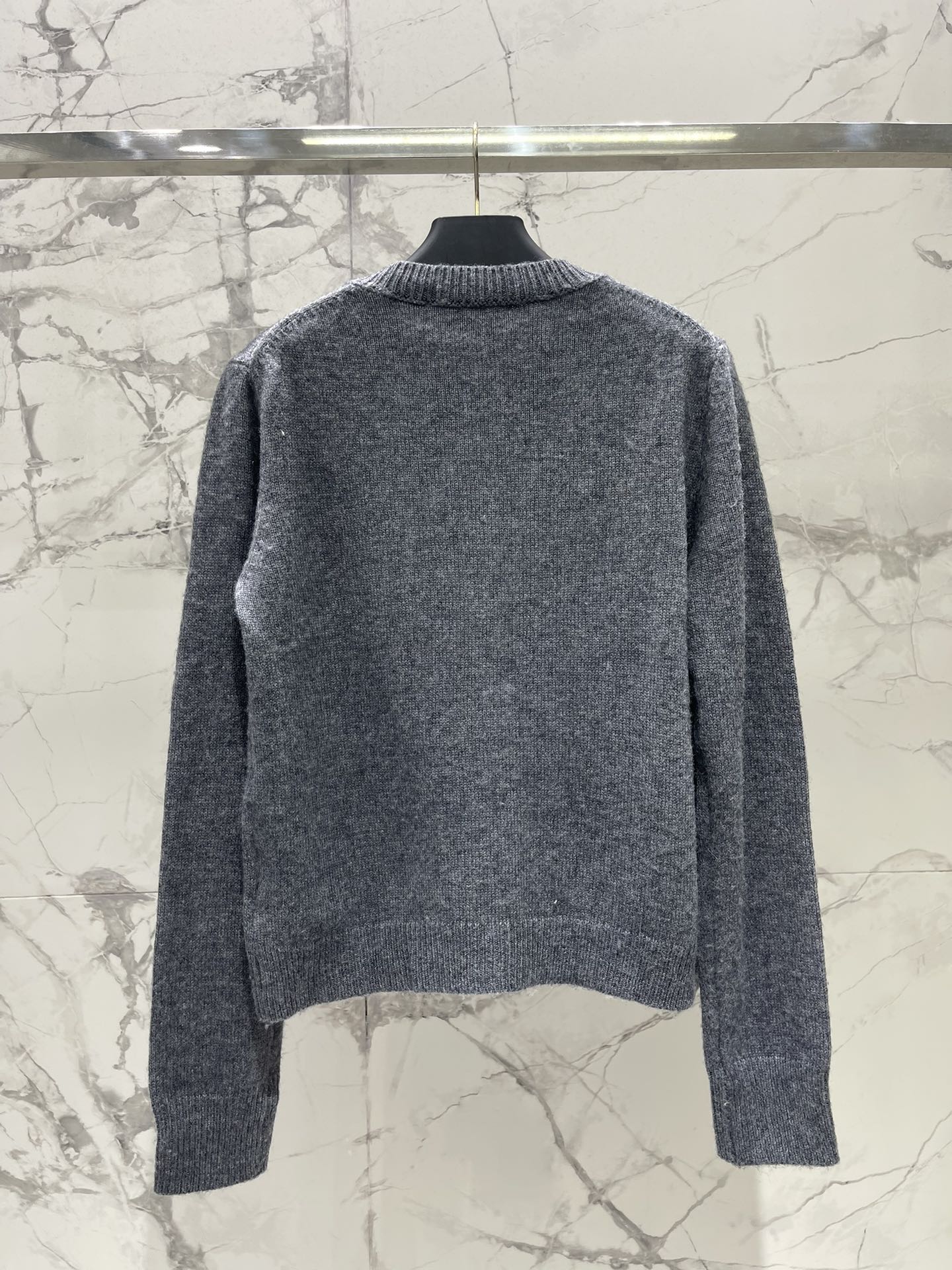 𝗩𝗔𝗟𝗘𝗡𝗧𝗜𝗡* 华伦天奴复古撞色绣花针织开衫复古撞色，色彩搭配得那叫一个绝！经典又大胆的撞色，就像把