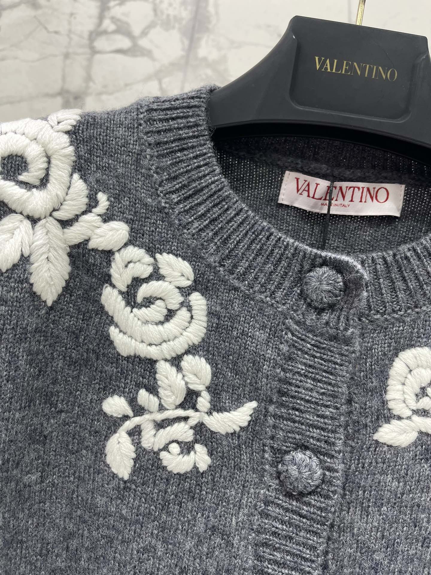 𝗩𝗔𝗟𝗘𝗡𝗧𝗜𝗡* 华伦天奴复古撞色绣花针织开衫复古撞色，色彩搭配得那叫一个绝！经典又大胆的撞色，就像把