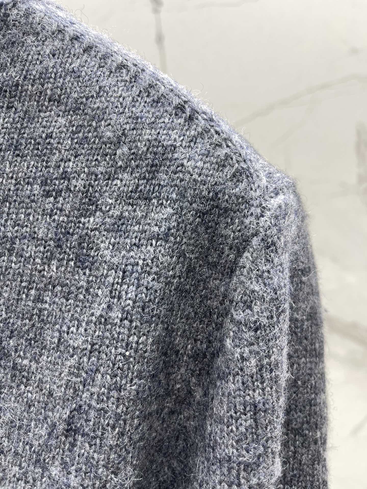 𝗩𝗔𝗟𝗘𝗡𝗧𝗜𝗡* 华伦天奴复古撞色绣花针织开衫复古撞色，色彩搭配得那叫一个绝！经典又大胆的撞色，就像把