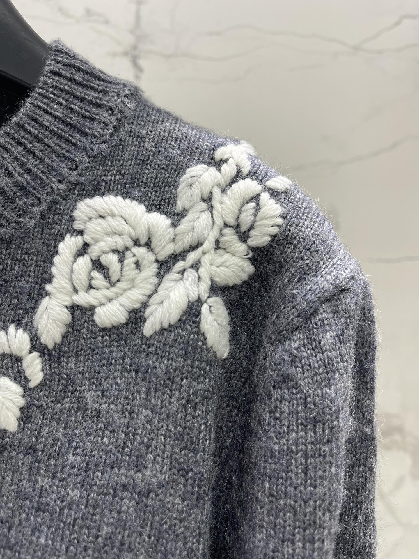 𝗩𝗔𝗟𝗘𝗡𝗧𝗜𝗡* 华伦天奴复古撞色绣花针织开衫复古撞色，色彩搭配得那叫一个绝！经典又大胆的撞色，就像把