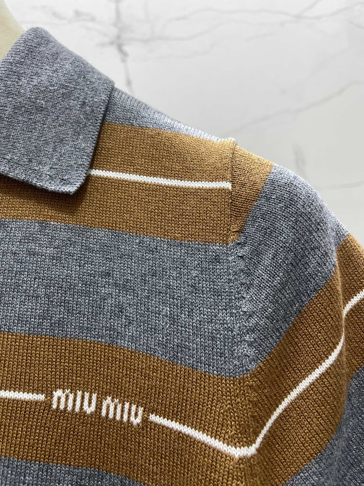 𝗠𝗜𝗨𝗠𝗜𝗨*缪缪学院风减龄撞色条纹翻领短袖针织衫撞色条纹，色彩搭配简直绝绝子！经典又活泼的撞色，就像打