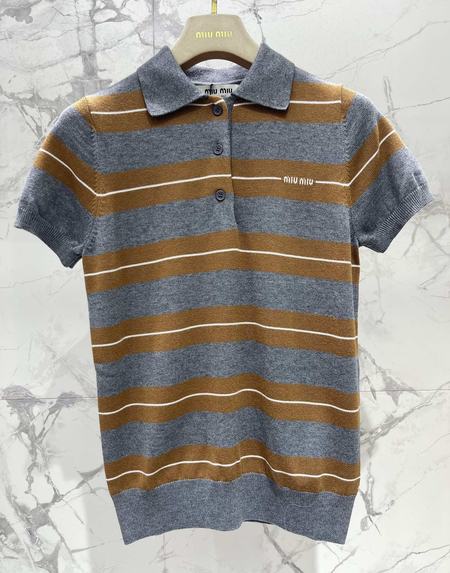 𝗠𝗜𝗨𝗠𝗜𝗨*缪缪学院风减龄撞色条纹翻领短袖针织衫撞色条纹，色彩搭配简直绝绝子！经典又活泼的撞色，就像打