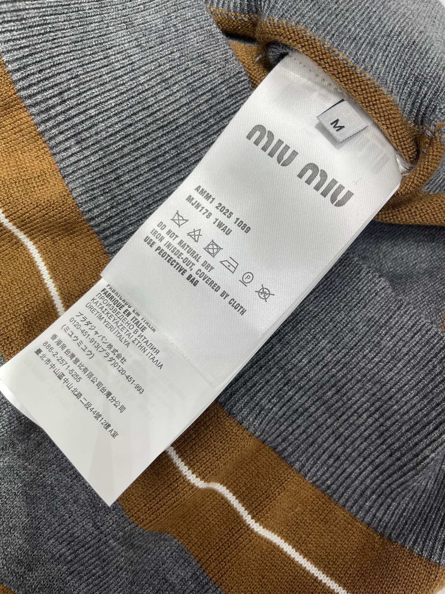 𝗠𝗜𝗨𝗠𝗜𝗨*缪缪学院风减龄撞色条纹翻领短袖针织衫撞色条纹，色彩搭配简直绝绝子！经典又活泼的撞色，就像打