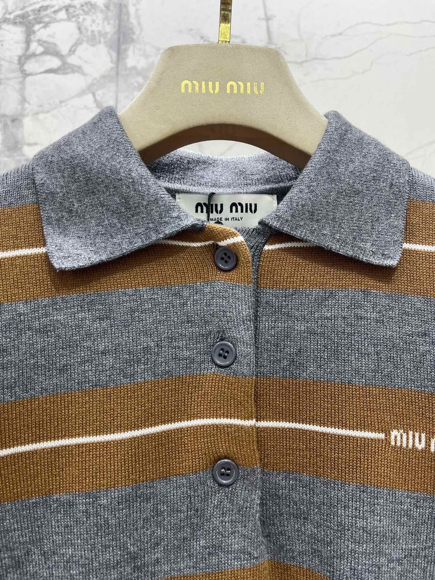 𝗠𝗜𝗨𝗠𝗜𝗨*缪缪学院风减龄撞色条纹翻领短袖针织衫撞色条纹，色彩搭配简直绝绝子！经典又活泼的撞色，就像打