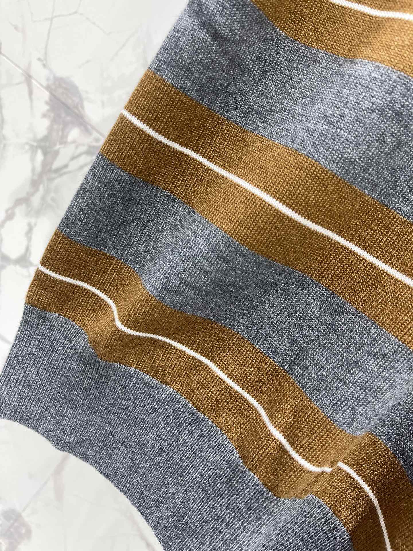 𝗠𝗜𝗨𝗠𝗜𝗨*缪缪学院风减龄撞色条纹翻领短袖针织衫撞色条纹，色彩搭配简直绝绝子！经典又活泼的撞色，就像打