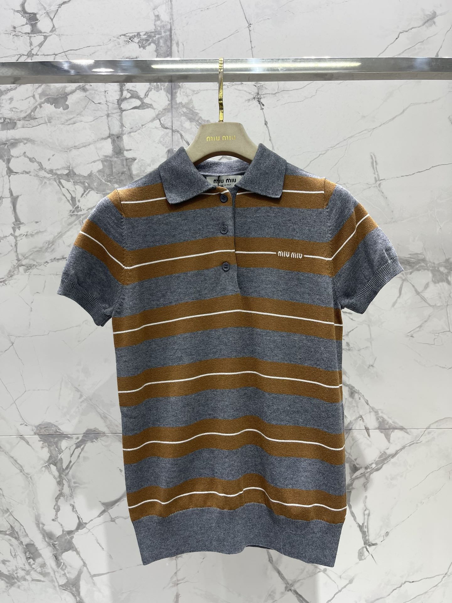 𝗠𝗜𝗨𝗠𝗜𝗨*缪缪学院风减龄撞色条纹翻领短袖针织衫撞色条纹，色彩搭配简直绝绝子！经典又活泼的撞色，就像打