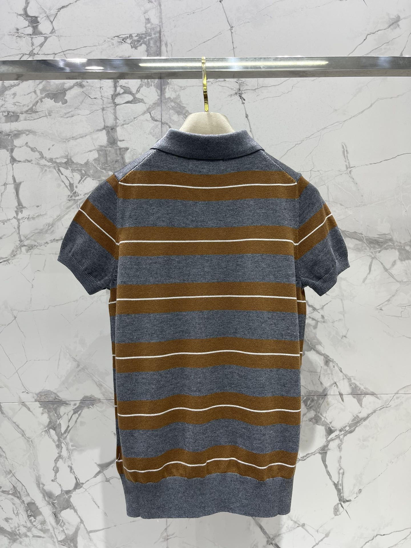 𝗠𝗜𝗨𝗠𝗜𝗨*缪缪学院风减龄撞色条纹翻领短袖针织衫撞色条纹，色彩搭配简直绝绝子！经典又活泼的撞色，就像打