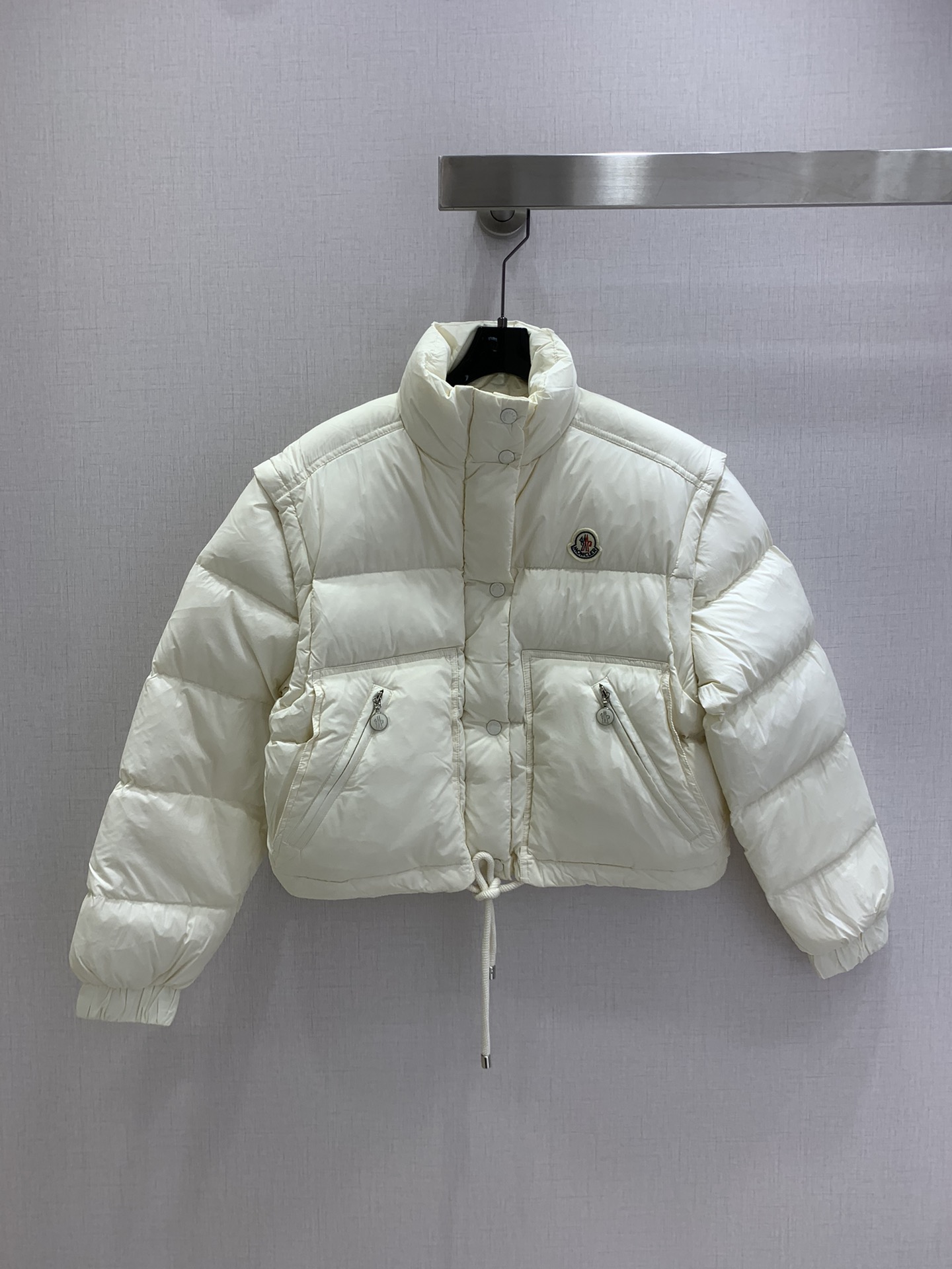 NO:505144,Highly recommended with dust bag MON*2025 early autumn new style, stand-up collar down jacket, long-sleeved jacket, 90 goose down, 68 grams of filling, overall warmth effect, regular down jacket, casual and fashionable, perfect embellishment of classic logo, sleeves removable, two colors 1234 sizes, high-quality ABC,, jackets & coats, down jacket, alexander wang19860909配防尘袋强烈推荐 MON*2025早秋新款 立领羽绒服长袖外套 90鹅绒 充绒量68克 整体保暖效果拉满,常规款羽绒服 休闲时尚,经典logo完美点缀 袖子可拆卸 两个色 1234码 高品质ABC,,jackets & coats,down jacket,alexander wang,Women's clothing