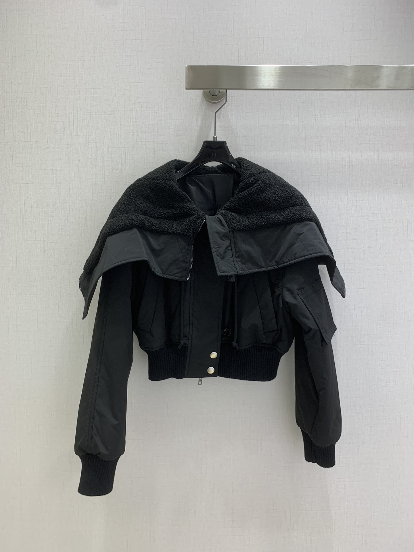 NO:505170,Highly recommended DIO*2025 early autumn new style, hooded heavy industry long-sleeved jacket, haute couture, fashion must be included. This outfit is particularly powerful. It can create a high-slim upper body effect, with a handsome and casual temperament in the American high street!  Highly recommended to keep the product. The imported fabric has a great texture!  Workmanship quality depends on details. Large products have been released. One color. SMLXL code. High-quality ABC,,dior,jackets & coats,hats,alexander wang.19860909强烈推荐 DIO*2025早秋新款 连帽重工长袖外套 高定出品 时髦精必入 这穿搭的功能特别强大 随意打造显高显瘦的上身效果,美式高街帅气随性气质！强烈推荐自留款 进口面料质感超赞！做工品质看细节 大货已出 一个色 SMLXL码 高品质ABC,,dior,jackets & coats,hats,alexander wang,Women's clothing