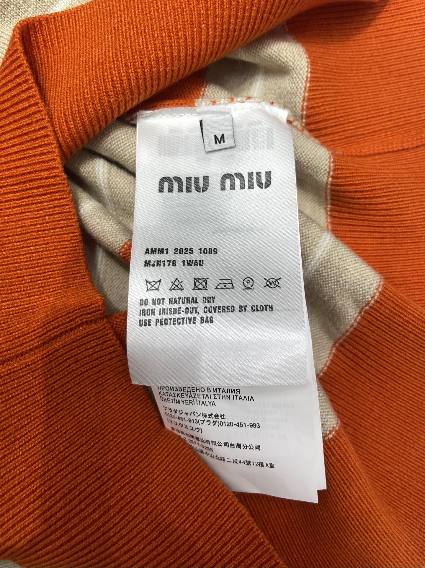 𝗠𝗜𝗨𝗠𝗜𝗨*缪缪学院风减龄撞色条纹翻领短袖针织衫撞色条纹，色彩搭配简直绝绝子！经典又活泼的撞色，就像打