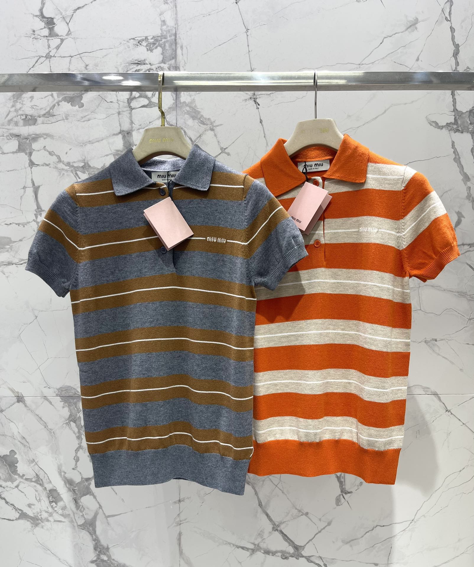 𝗠𝗜𝗨𝗠𝗜𝗨*缪缪学院风减龄撞色条纹翻领短袖针织衫撞色条纹，色彩搭配简直绝绝子！经典又活泼的撞色，就像打