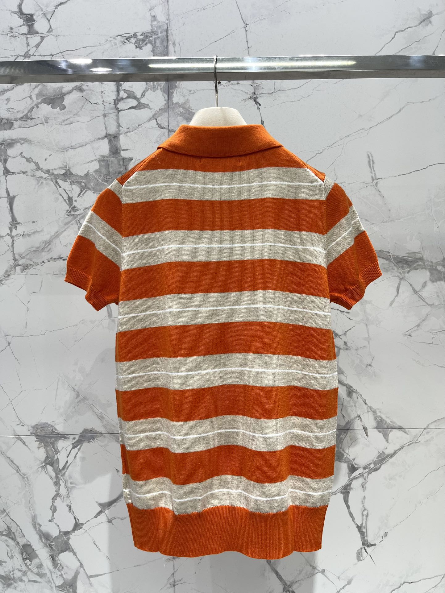 𝗠𝗜𝗨𝗠𝗜𝗨*缪缪学院风减龄撞色条纹翻领短袖针织衫撞色条纹，色彩搭配简直绝绝子！经典又活泼的撞色，就像打