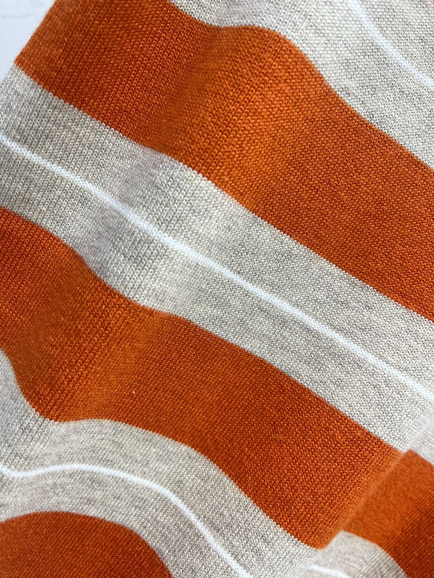 𝗠𝗜𝗨𝗠𝗜𝗨*缪缪学院风减龄撞色条纹翻领短袖针织衫撞色条纹，色彩搭配简直绝绝子！经典又活泼的撞色，就像打