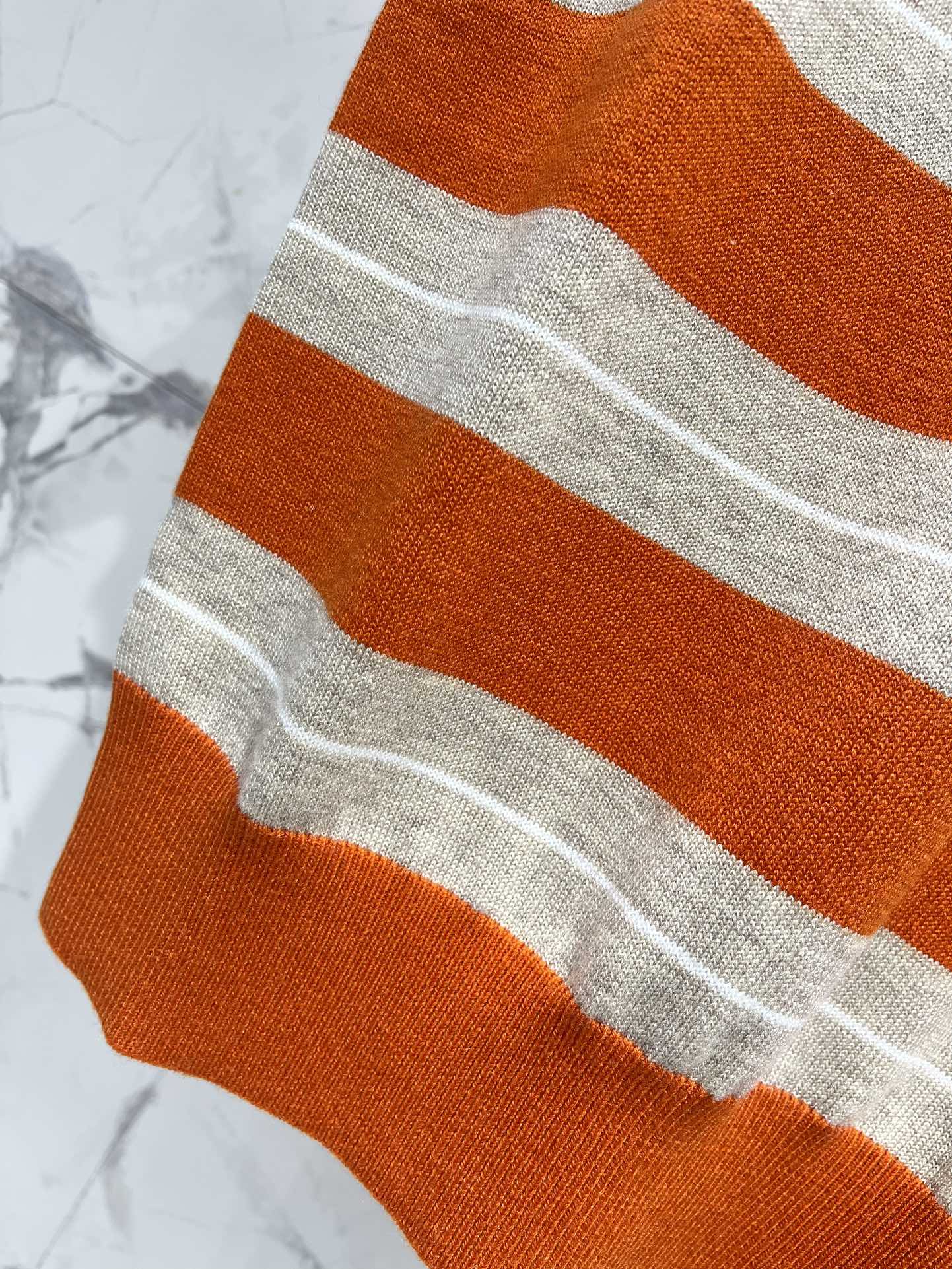 𝗠𝗜𝗨𝗠𝗜𝗨*缪缪学院风减龄撞色条纹翻领短袖针织衫撞色条纹，色彩搭配简直绝绝子！经典又活泼的撞色，就像打